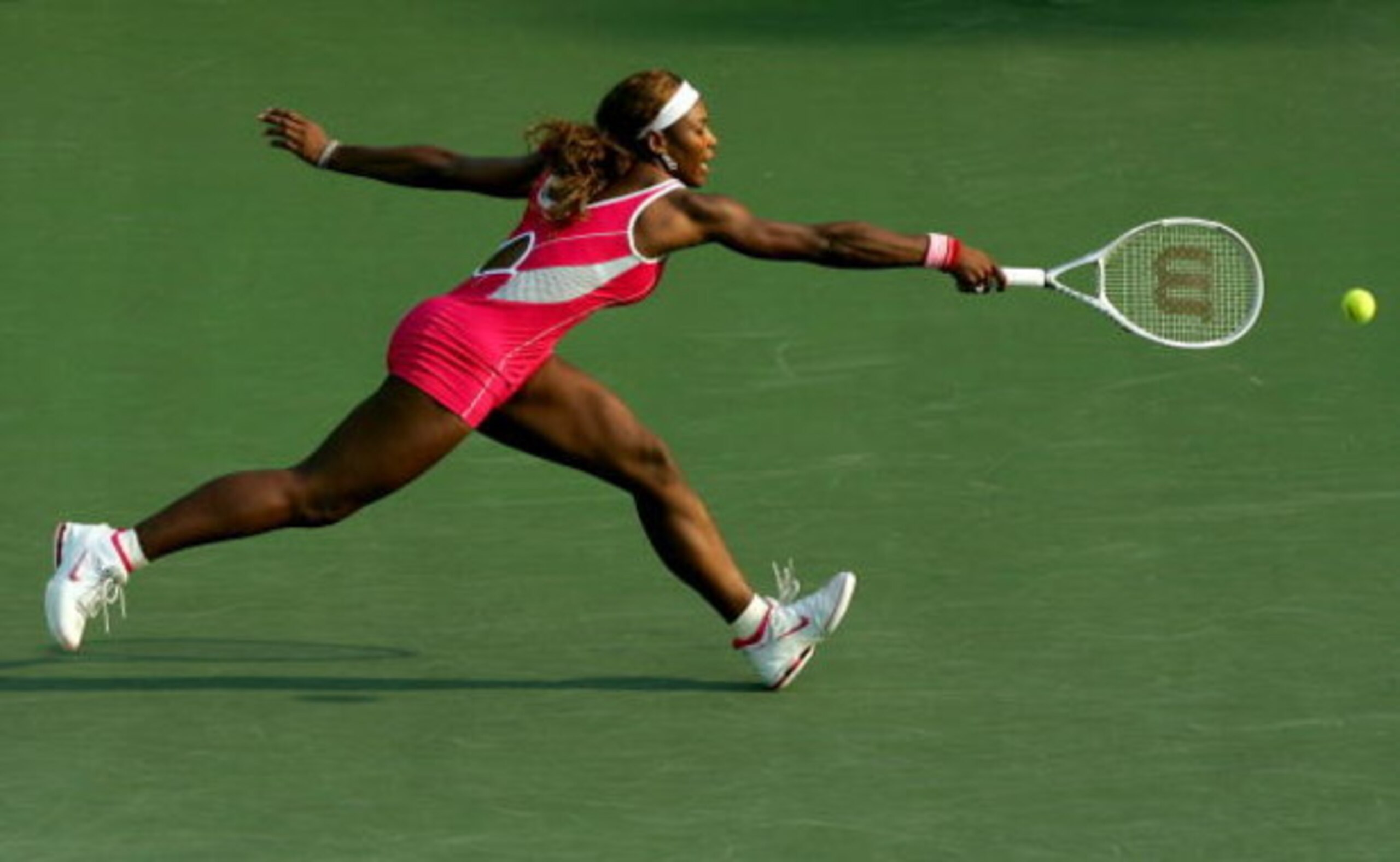 KEY BISCAYNE, FL - MARCH 27:  Serena Williams of the USA reaches to return to Shahar Peer of Isreal during the NASDAQ-100 Open at the Crandon Park Tennis Center on March 27, 2005 in Key Biscayne, Florida.  Williams won in straight sets. (Photo by Ezra Sha