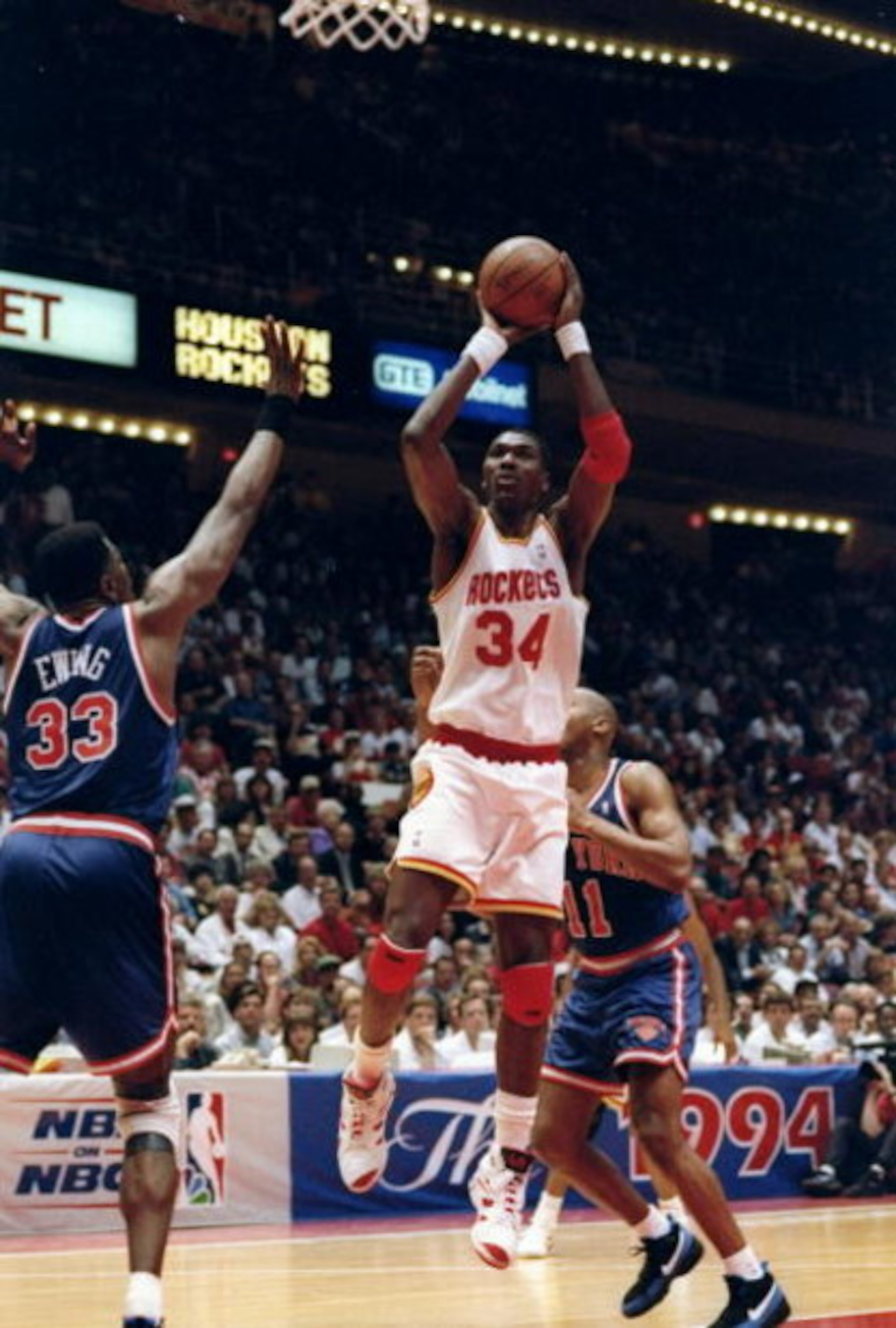10 Jun 1994:  Hakeem Olajuwon of the Houston Rockets (center) goes up for two during the NBA finals game against the New York Knicks. Mandatory Credit: Allsport  /Allsport