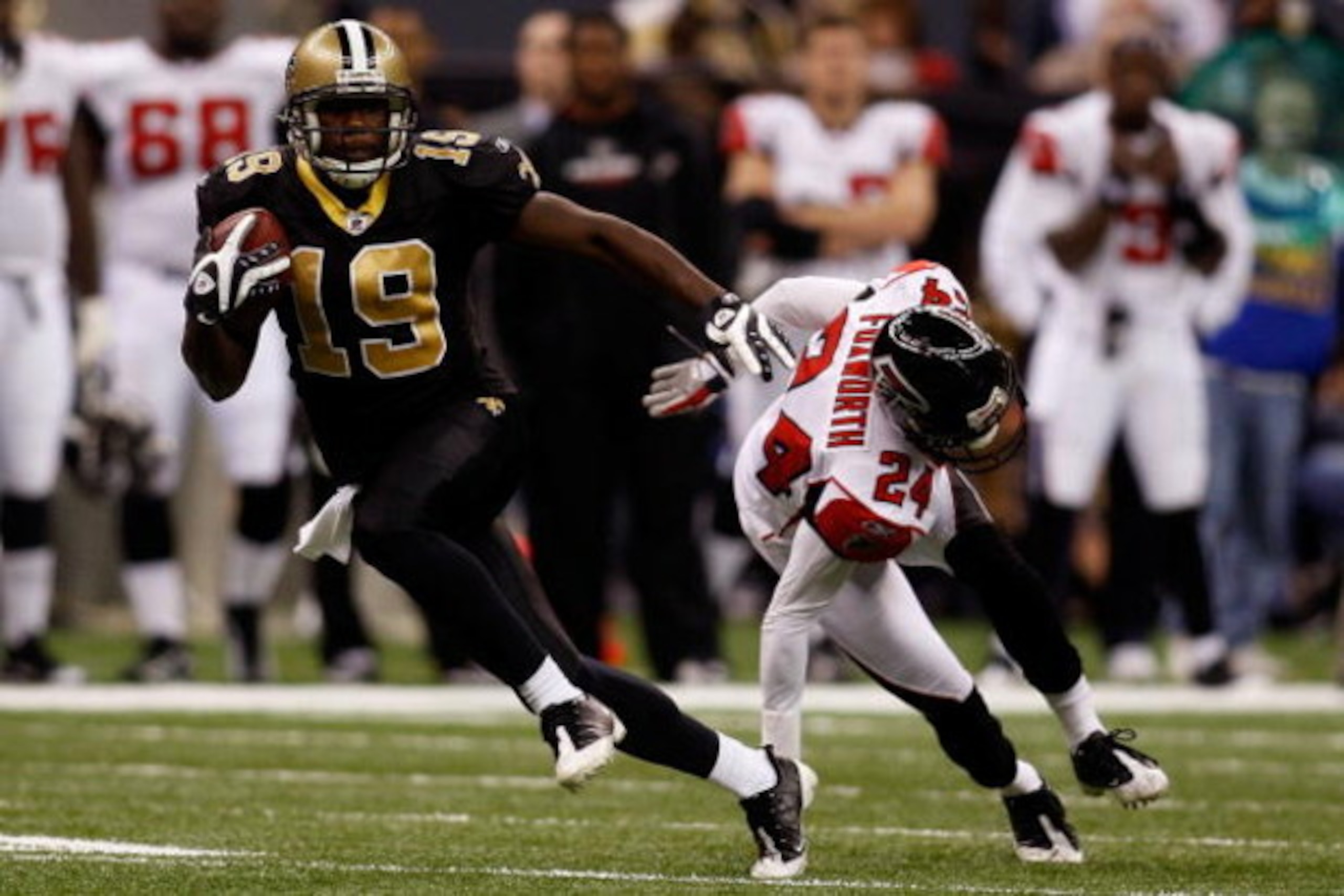 NEW ORLEANS - DECEMBER 07:  Devery Henderson #19 of the New Orleans Saints avoids a tackle by Domonique Foxworth #24 of the Atlanta Falcons on his way to a 36 yard gain on December 7, 2008 at the Superdome in New Orleans, Louisiana.   The Saints defeated 