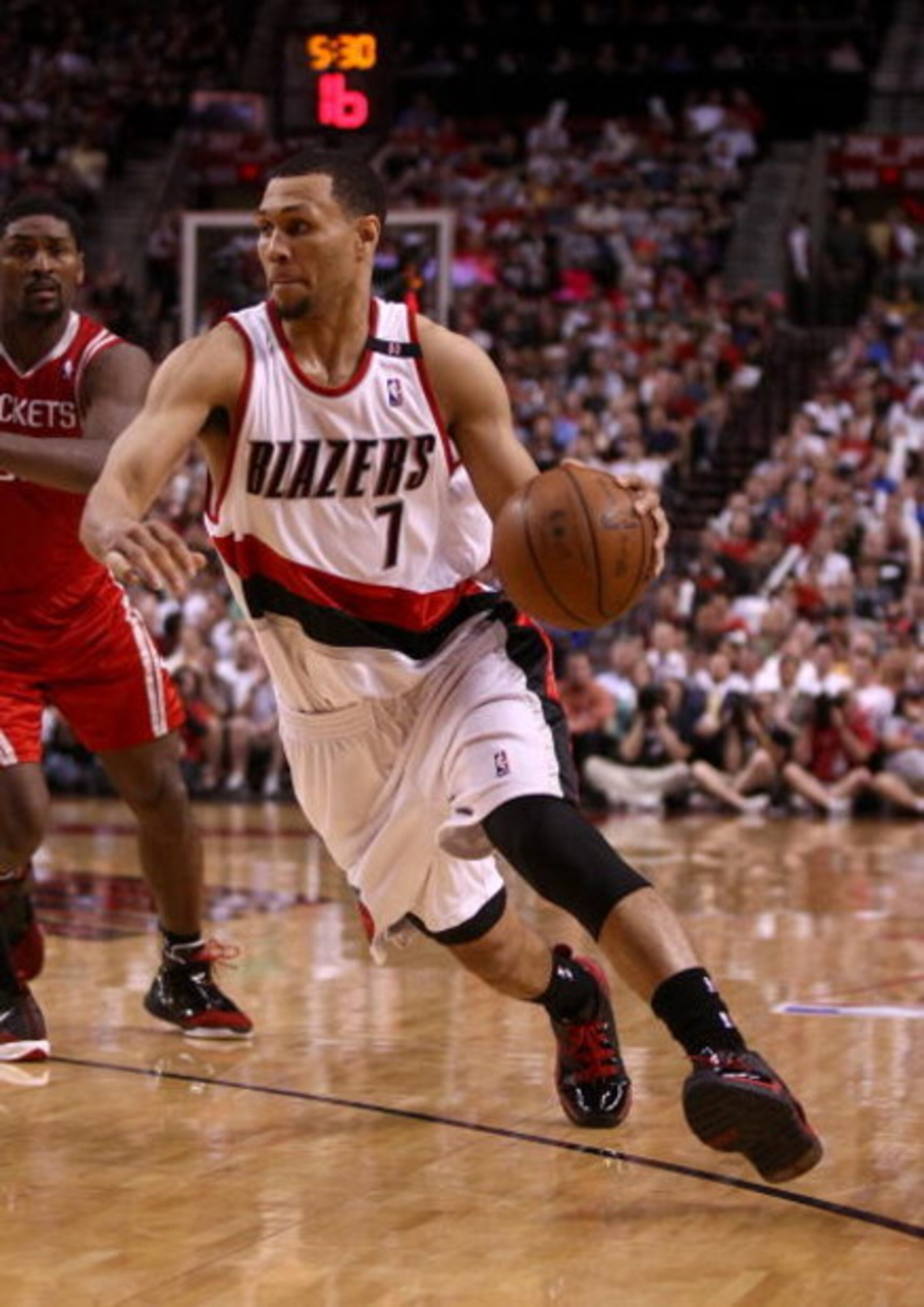 PORTLAND, OR - APRIL 21:  Brandon Roy #7 of the Portland Trail Blazers drives against the Houston Rockets during Game 2 of the Western Conference Quarterfinals of the NBA Playoffs on April 21, 2009 at the Rose Garden in Portland, Oregon. NOTE TO USER: Use
