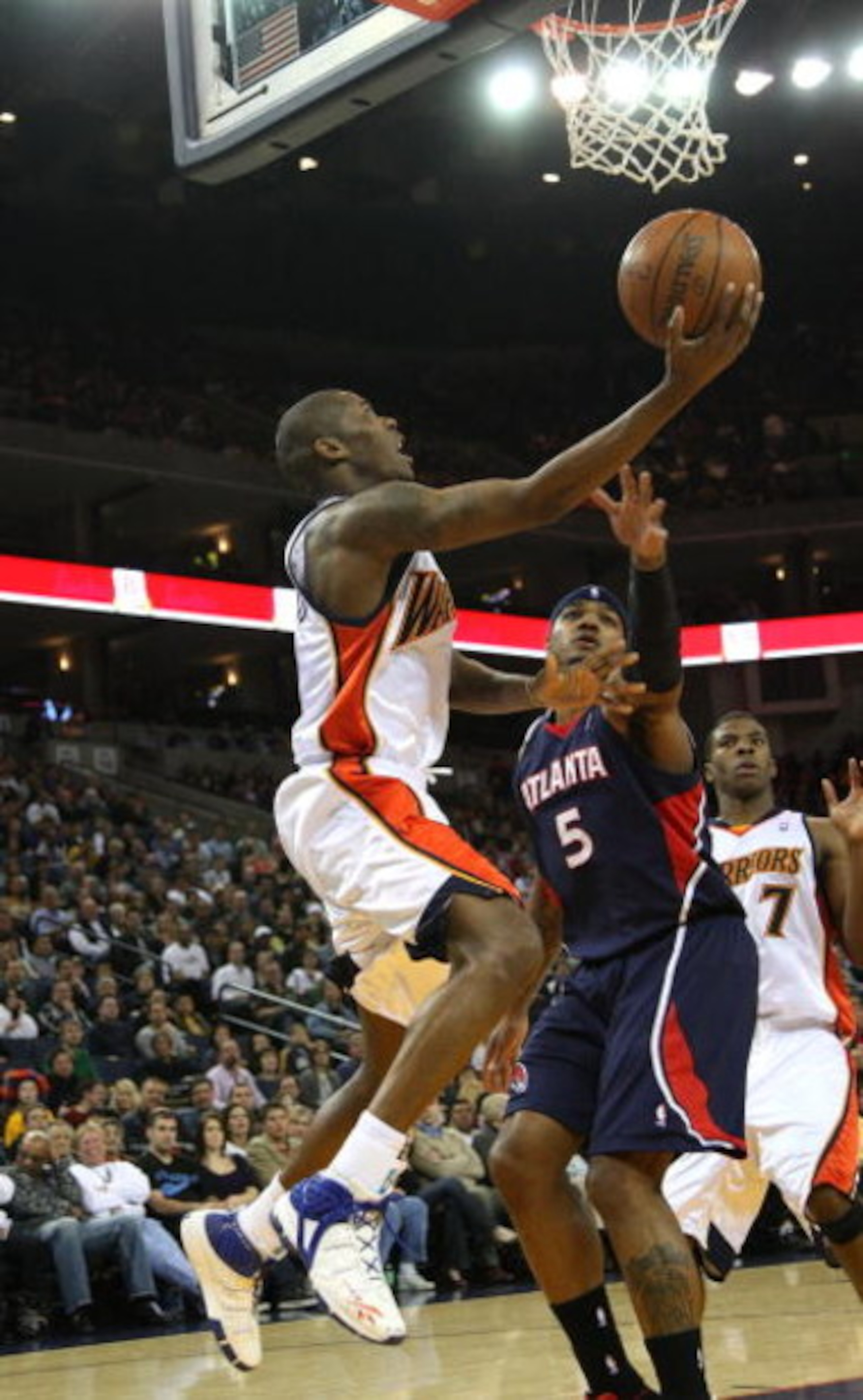 OAKLAND, CA - JANUARY 16: Jamal Crawford #6 of the Golden State Warriors shoots over Josh Smith #5 of the Atlanta Hawks during an NBA game on January 16, 2009 at Oracle Arena in Oakland, California. NOTE TO USER: User expressly acknowledges and agrees tha