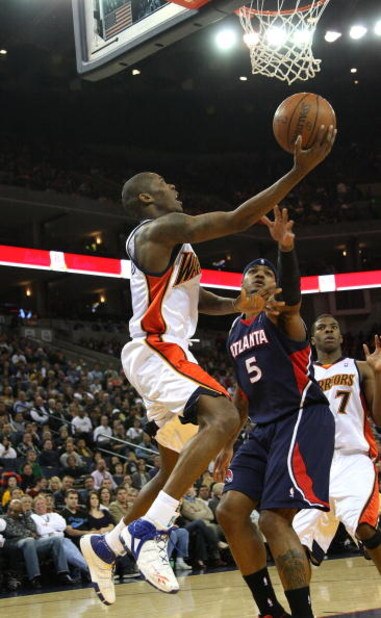 OAKLAND, CA - JANUARY 16: Jamal Crawford #6 of the Golden State Warriors shoots over Josh Smith #5 of the Atlanta Hawks during an NBA game on January 16, 2009 at Oracle Arena in Oakland, California. NOTE TO USER: User expressly acknowledges and agrees tha