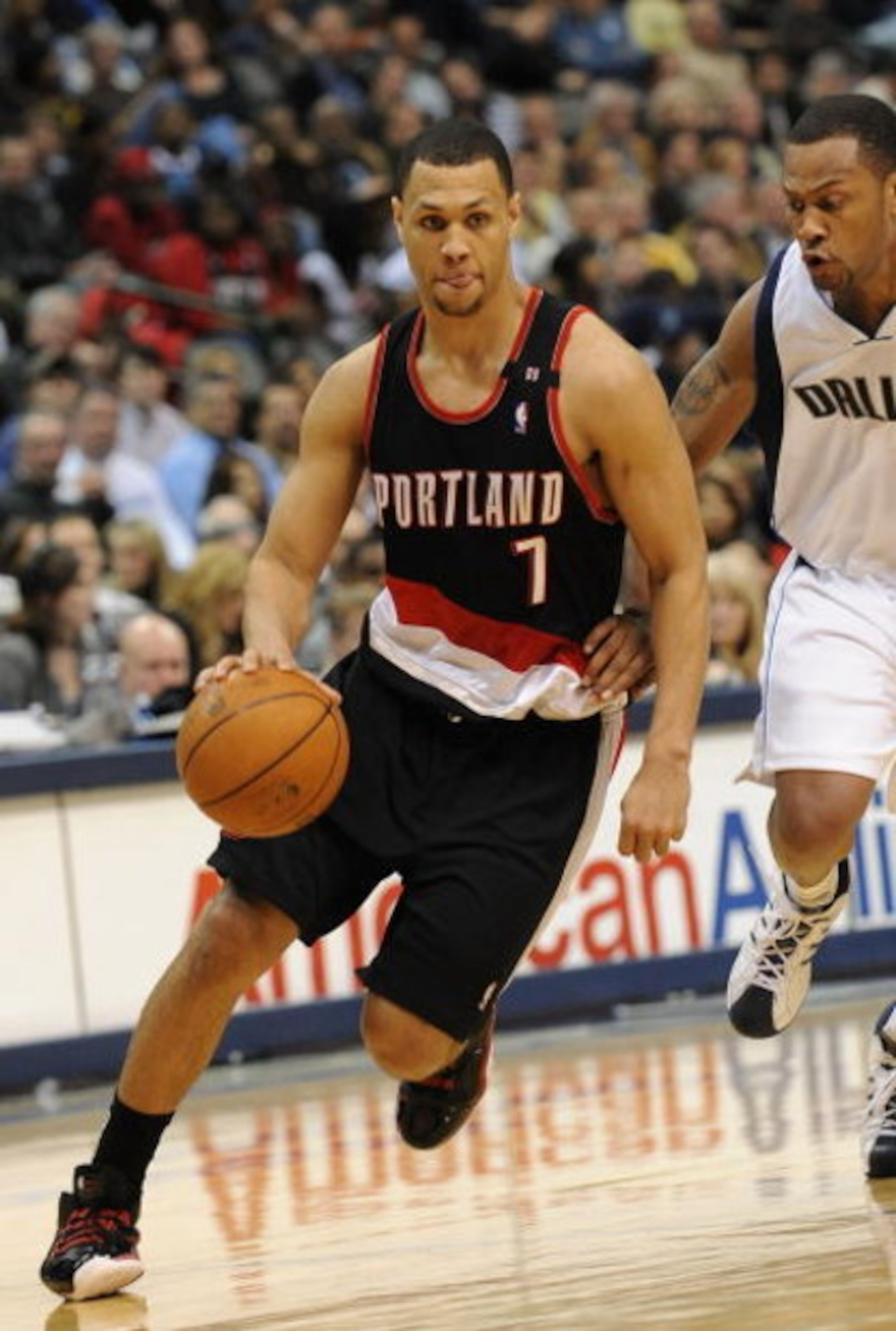 DALLAS - FEBRUARY 04:  Brandon Roy #7 of the Portland Trail Blazers during play against the Dallas Mavericks on February 4, 2009 at American Airlines Center in Dallas, Texas.  NOTE TO USER: User expressly acknowledges and agrees that, by downloading and/o