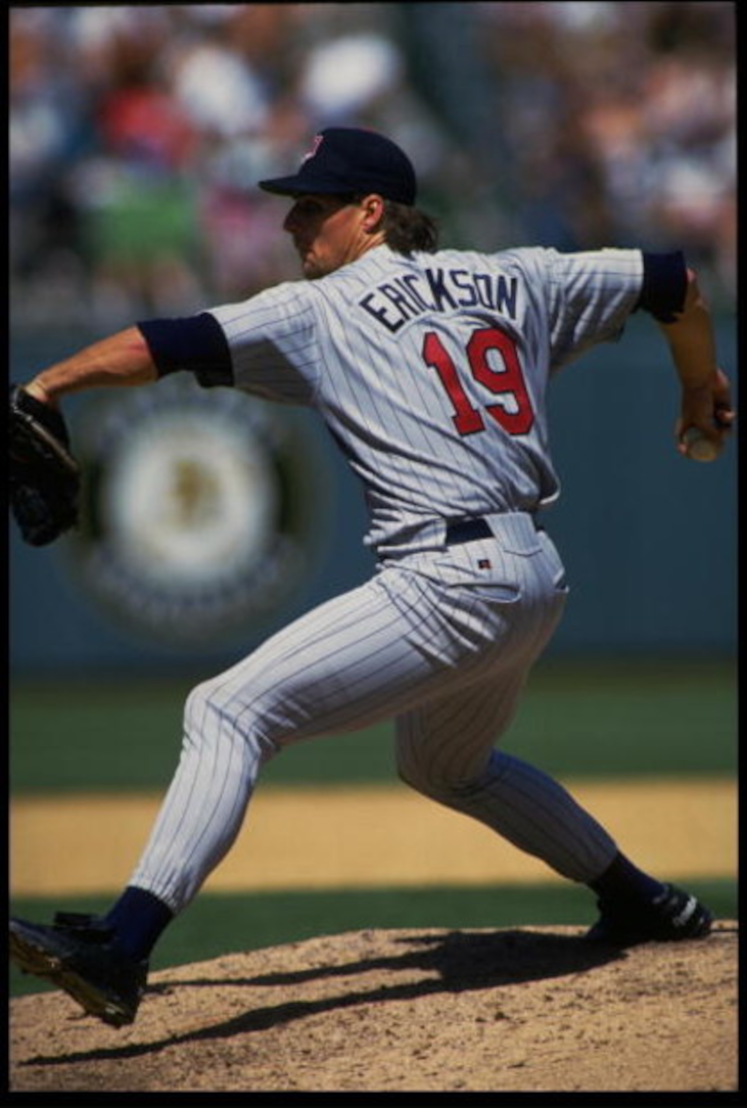 17 Apr 1994: MINNESOTA TWINS PITCHER SCOTT ERICKSON WINDS UP TO PITCH DURING THE TWINS VERSUS OAKLAND A''S GAME AT THE OAKLAND COLISEUM IN OAKLAND, CALIFORNIA.
