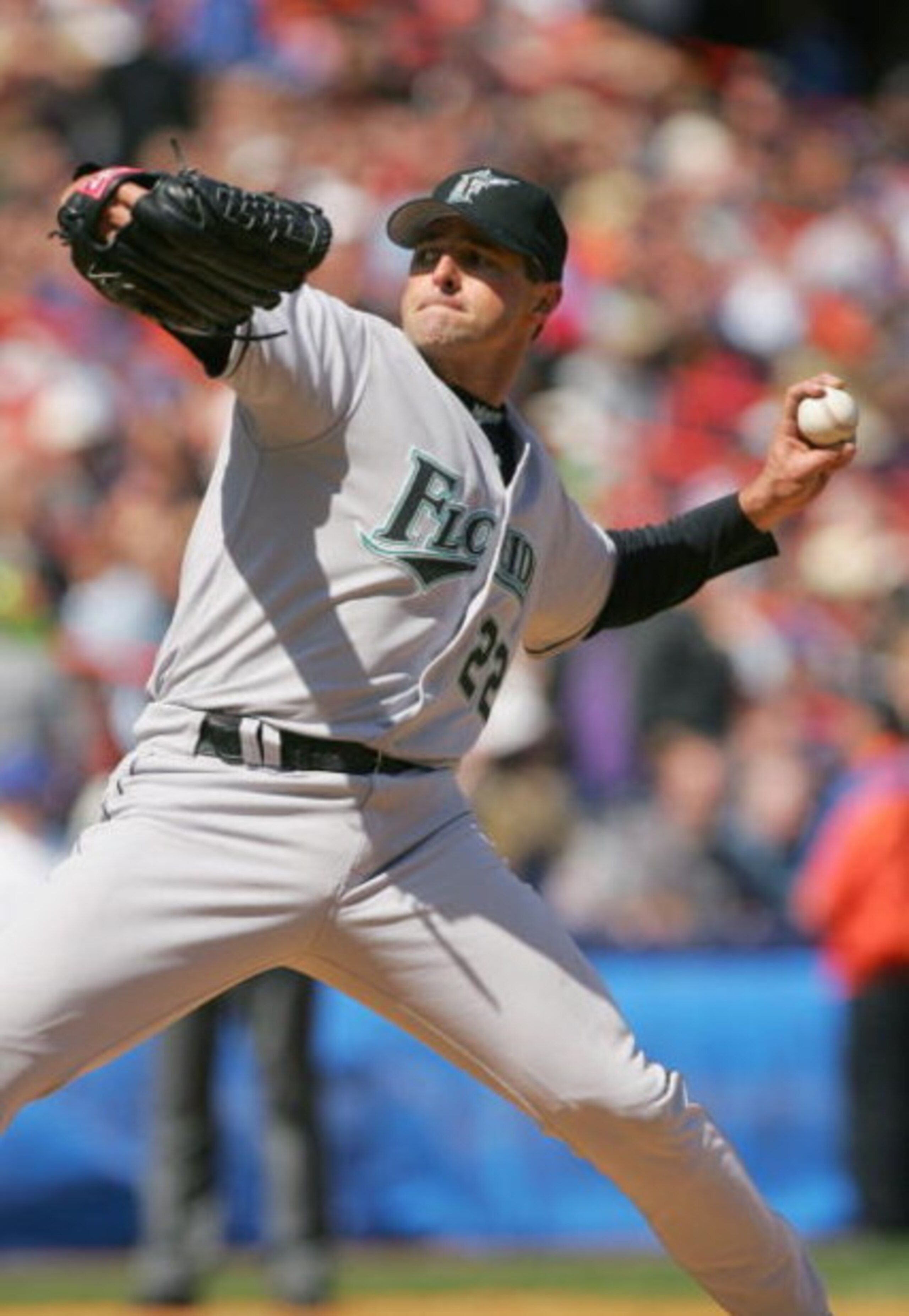 FLUSHING, NY - APRIL 16:  Al Leiter #22 of the Florida Marlins pitches against his former team the New York Mets during the game at Shea Stadium on April 16, 2005 in Flushing, New York. The Mets won 4-3. (Photo by Ezra Shaw /Getty Images)