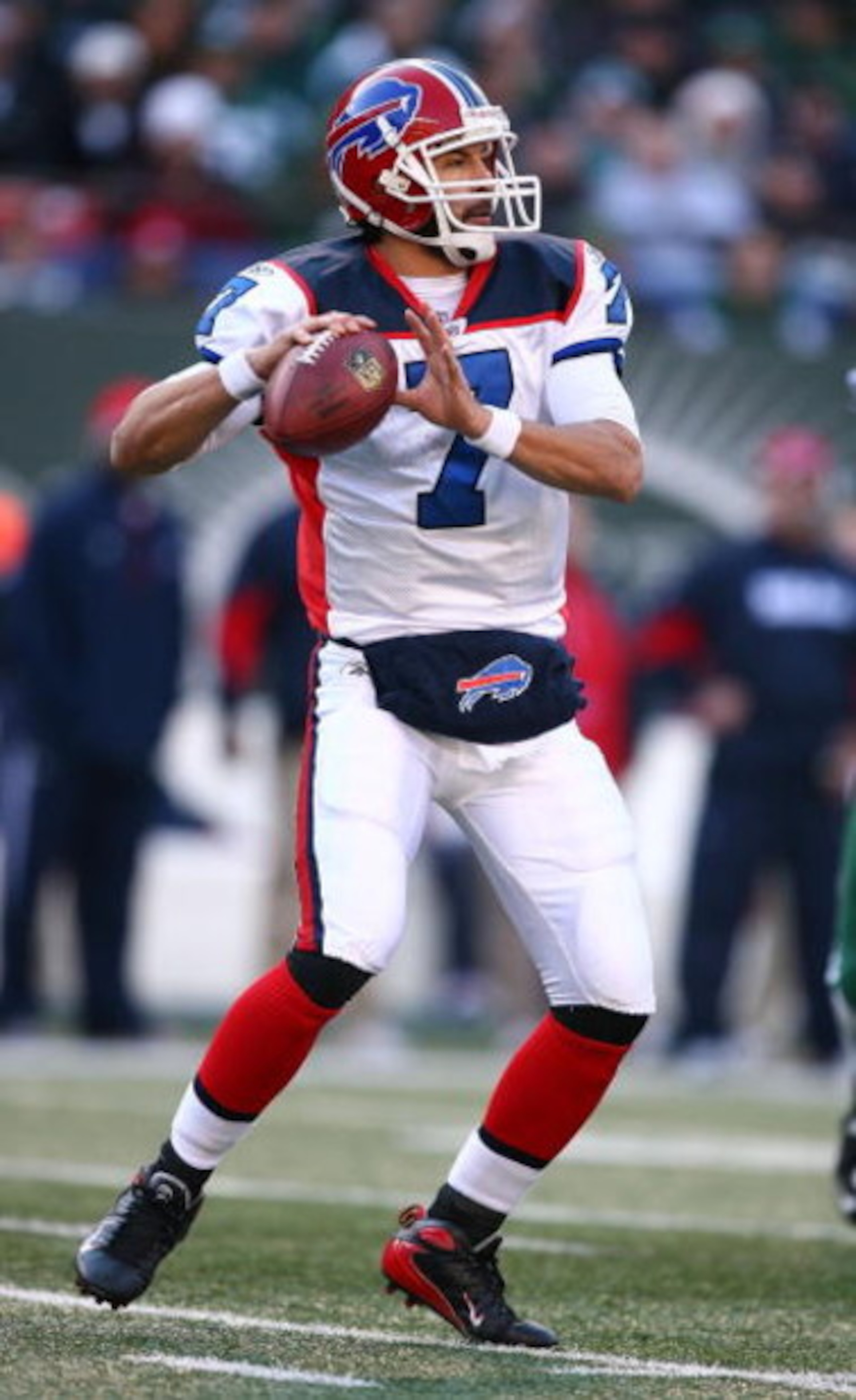 EAST RUTHERFORD, NJ - DECEMBER 14:  JP Losman #7 of The Buffalo Bills looks to pass against the New York Jets during their game on December 14, 2008 at Giants Stadium in East Rutherford, New Jersey.  (Photo by Al Bello/Getty Images)