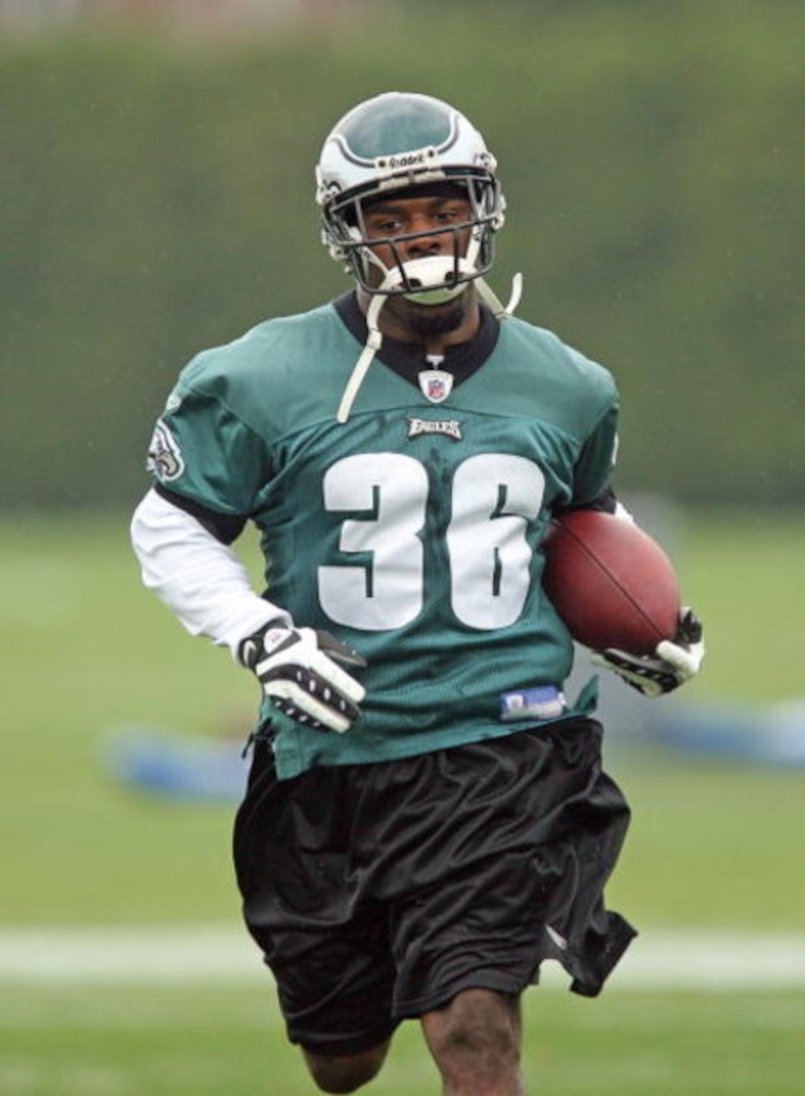 PHILADELPHIA - MAY 1: Running back Brian Westbrook #36 of the Philadelphia Eagles practices during mini camp at the NovaCare Complex on May 1, 2009 in Philadelphia, Pennsylvania.  (Photo by Hunter Martin/Getty Images)