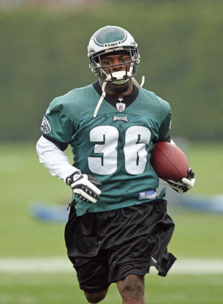 PHILADELPHIA - MAY 1: Running back Brian Westbrook #36 of the Philadelphia Eagles practices during mini camp at the NovaCare Complex on May 1, 2009 in Philadelphia, Pennsylvania.  (Photo by Hunter Martin/Getty Images)