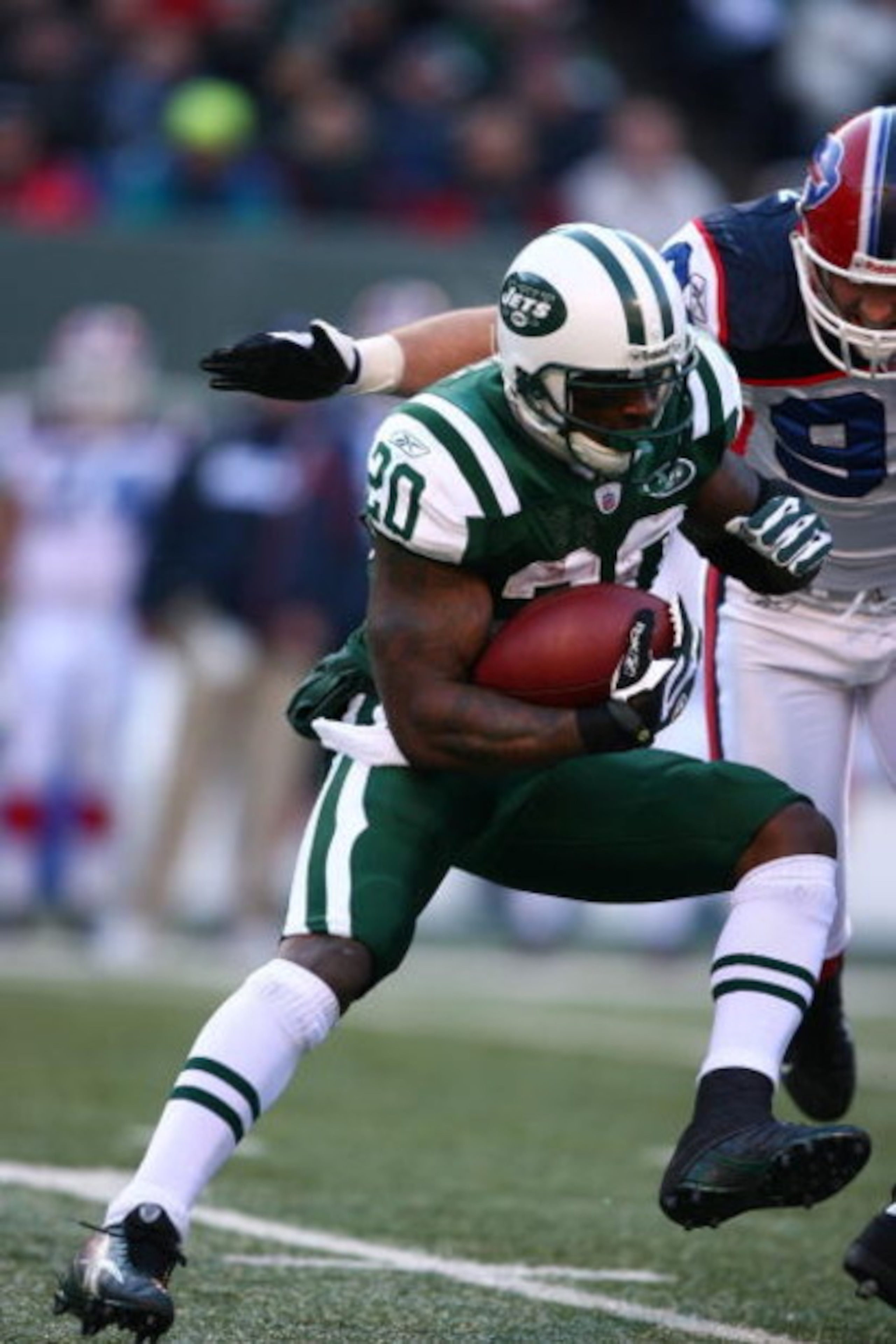 EAST RUTHERFORD, NJ - DECEMBER 14:  Thomas Jones #20 of The New York Jets runs the ball against  The Buffalo Bills during their game on December 14, 2008 at Giants Stadium in East Rutherford, New Jersey.  (Photo by Al Bello/Getty Images)