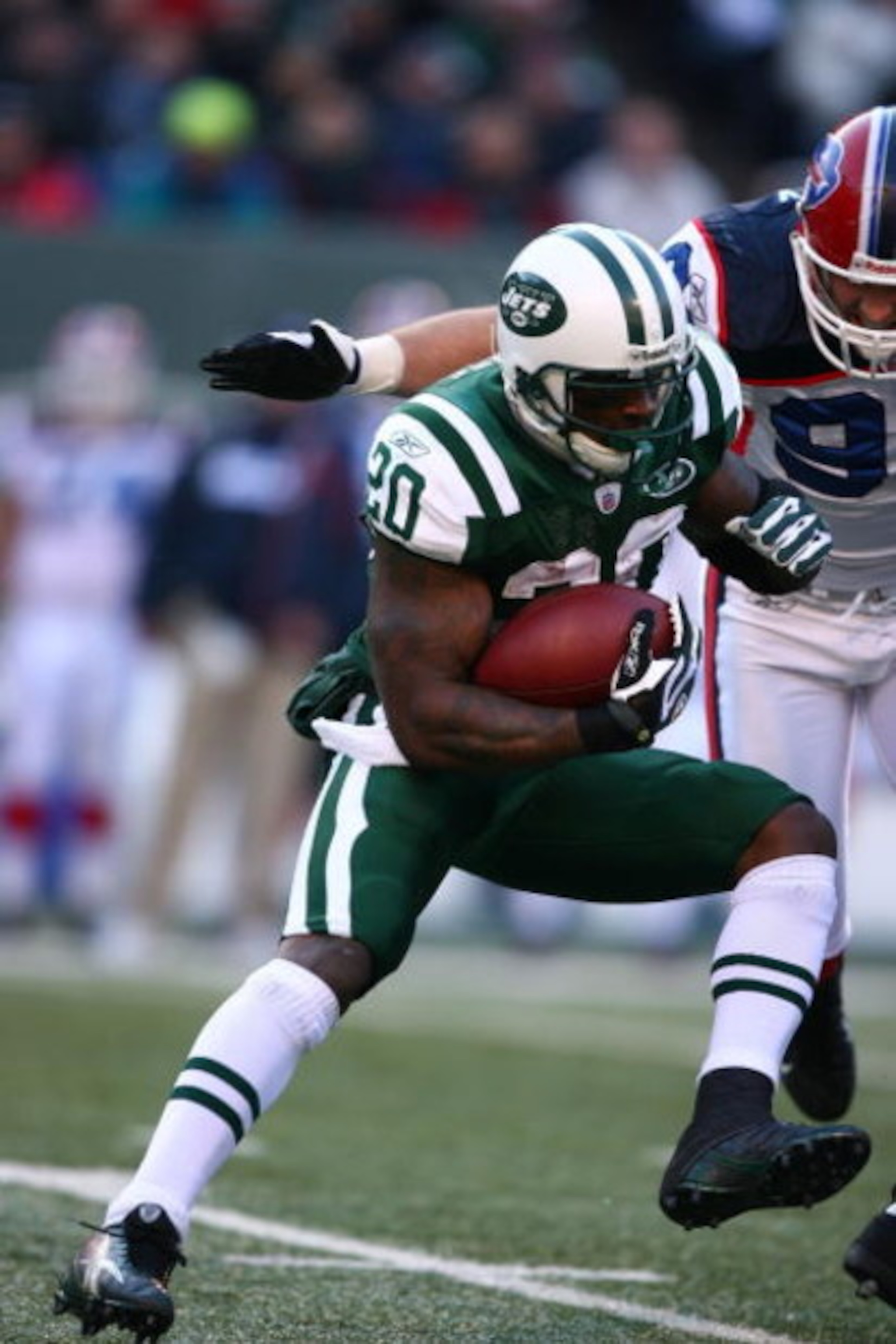 EAST RUTHERFORD, NJ - DECEMBER 14:  Thomas Jones #20 of The New York Jets runs the ball against  The Buffalo Bills during their game on December 14, 2008 at Giants Stadium in East Rutherford, New Jersey.  (Photo by Al Bello/Getty Images)
