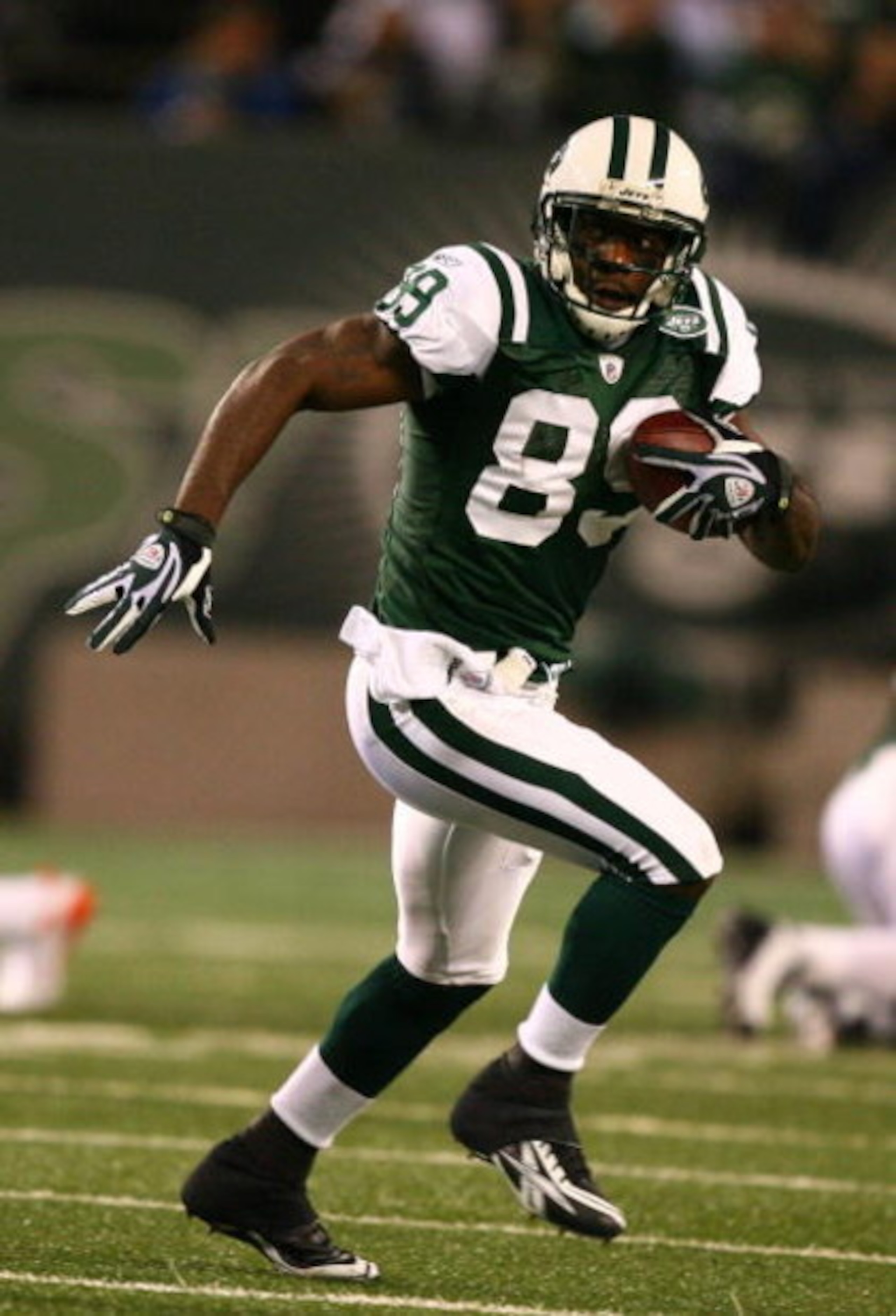 EAST RUTHERFORD, NJ - DECEMBER 28:  Jerricho Cotchery #89 of The New York Jets runs after a catch against The Miami Dolphins chase during their game on December 28, 2008 at Giants Stadium in East Rutherford, New Jersey.  (Photo by Al Bello/Getty Images)