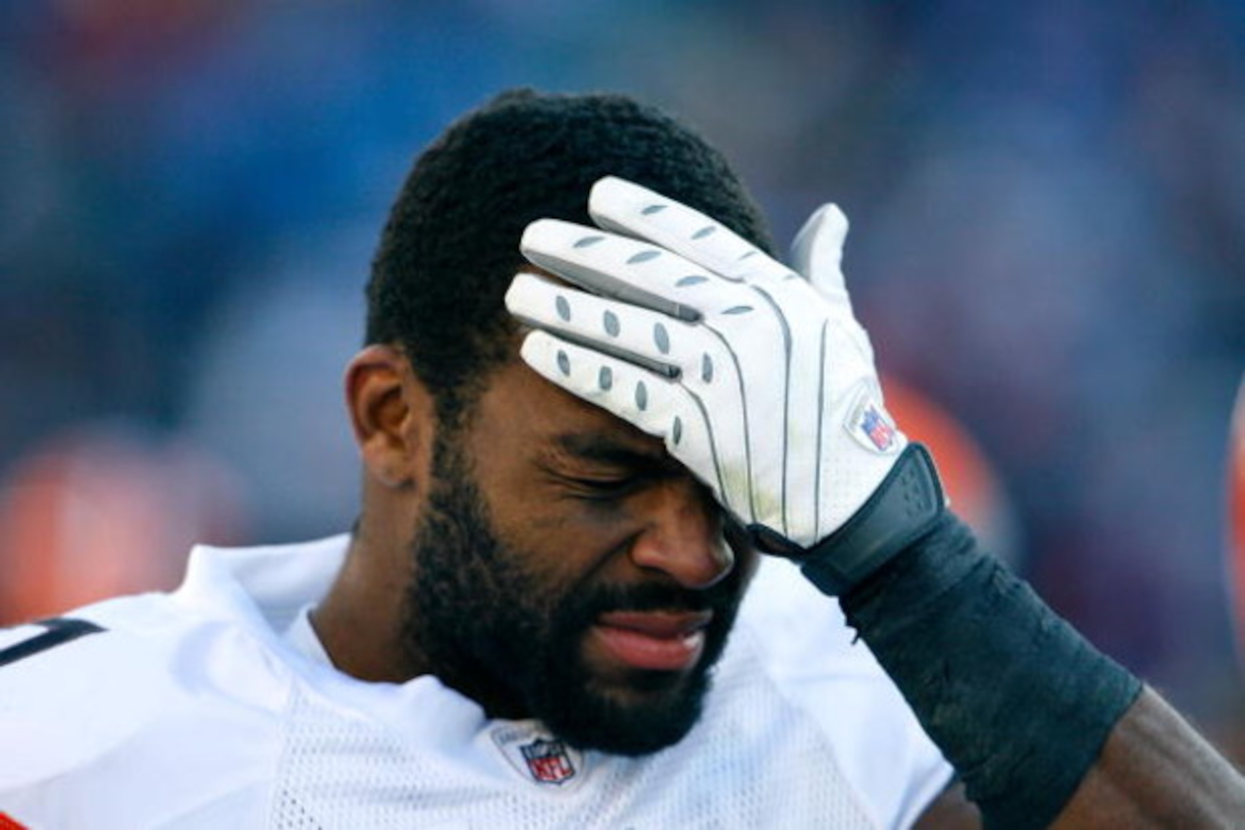 NASHVILLE, TN - DECEMBER 07:  Receiver Braylon Edwards #17 of the Cleveland Browns reacts in the final minutes of play during their 28-9 loss to the Tennessee Titans on December 7, 2008 at LP Field in Nashville, Tennessee.  (Photo by Kevin C. Cox/Getty Im