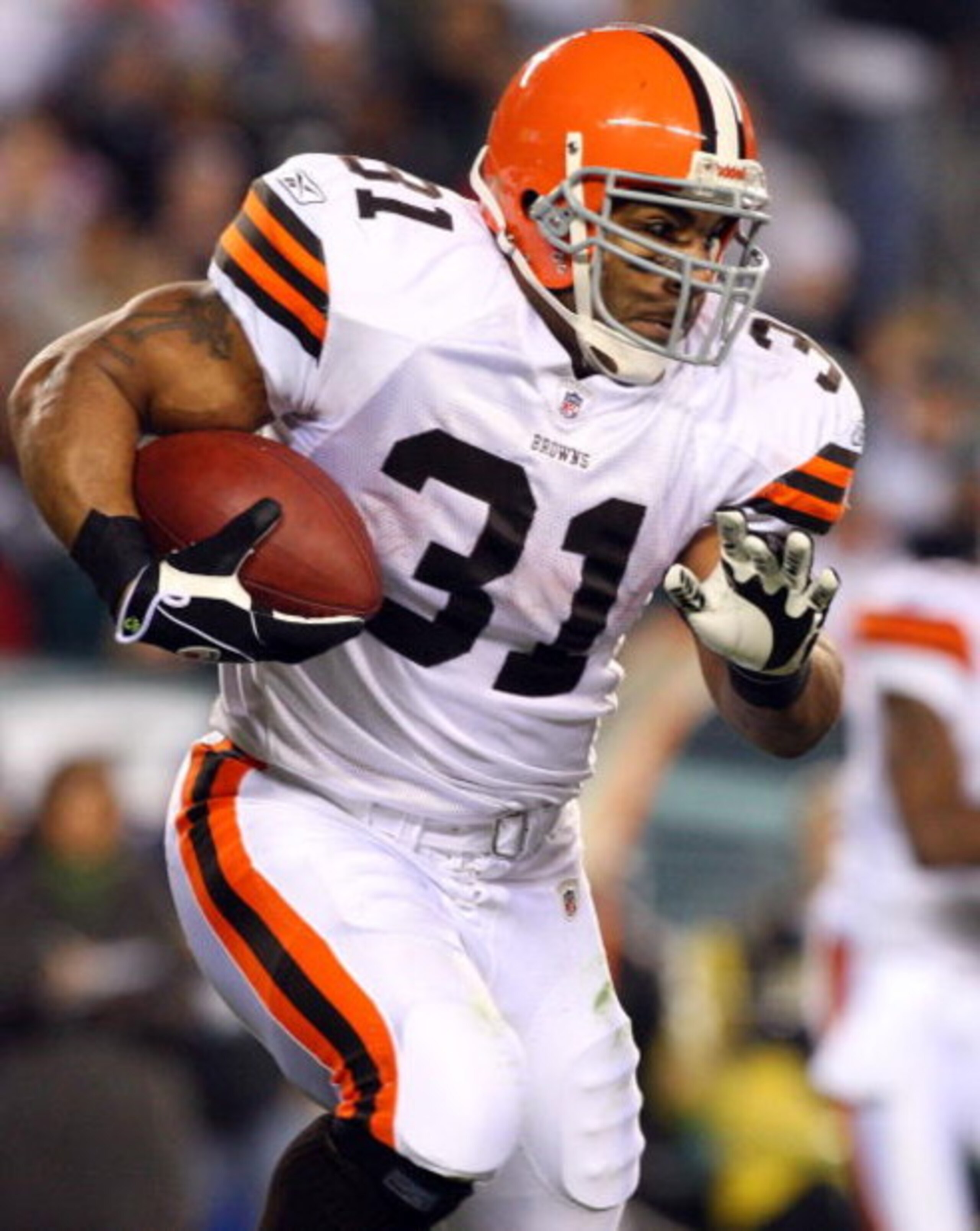 PHILADELPHIA - DECEMBER 15:  Jamal Lewis #31 of the Cleveland Browns runs the ball against the Philadelphia Eagles on December 15, 2008 at Lincoln Financial Field in Philadelphia, Pennsylvania.  (Photo by Jim McIsaac/Getty Images)