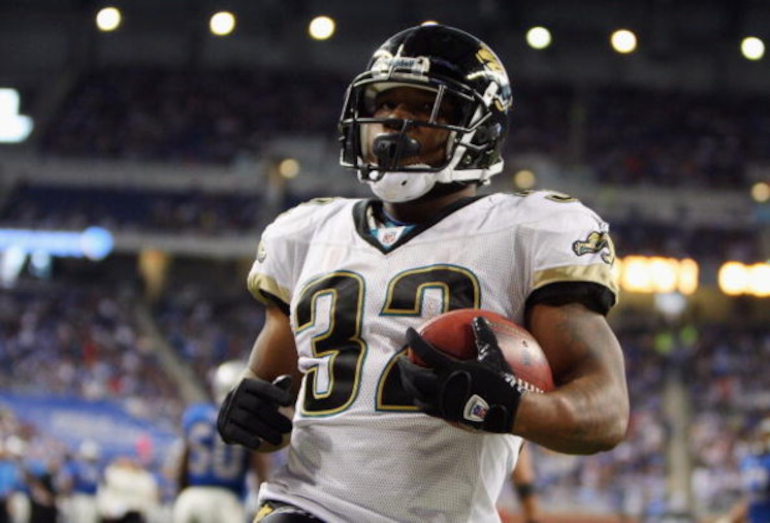 DETROIT - NOVEMBER 09: Maurice Jones-Drew #32 of the Jacksonville Jaguars runs the ball against the Detroit Lions on November 9, 2008 at Ford Field in Detroit, Michigan. Jacksonville defeated Detroit 38-14. (Photo by Jim McIsaac/Getty Images) 