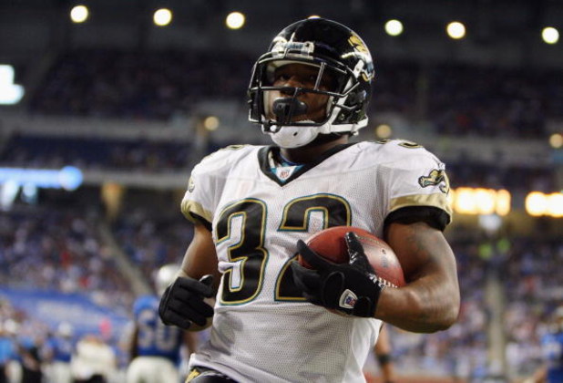 DETROIT - NOVEMBER 09: Maurice Jones-Drew #32 of the Jacksonville Jaguars runs the ball against the Detroit Lions on November 9, 2008 at Ford Field in Detroit, Michigan. Jacksonville defeated Detroit 38-14. (Photo by Jim McIsaac/Getty Images) 