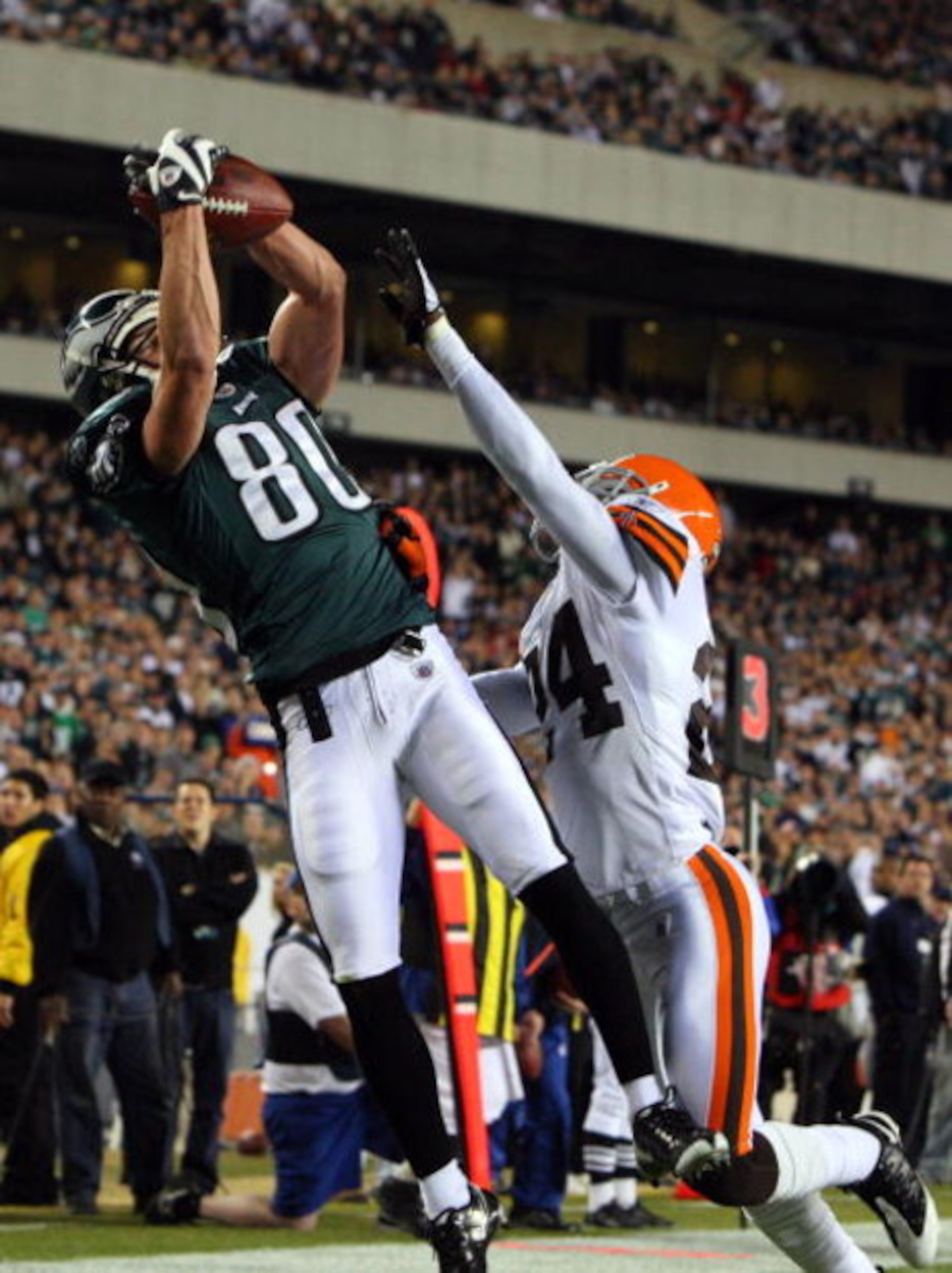 PHILADELPHIA - DECEMBER 15:  Kevin Curtis #80 of the Philadelphia Eagles catches a touchdown pass in the first quarter as Eric Wright #24 of the Cleveland Browns covers him on December 15, 2008 at Lincoln Financial Field in Philadelphia, Pennsylvania.  (P