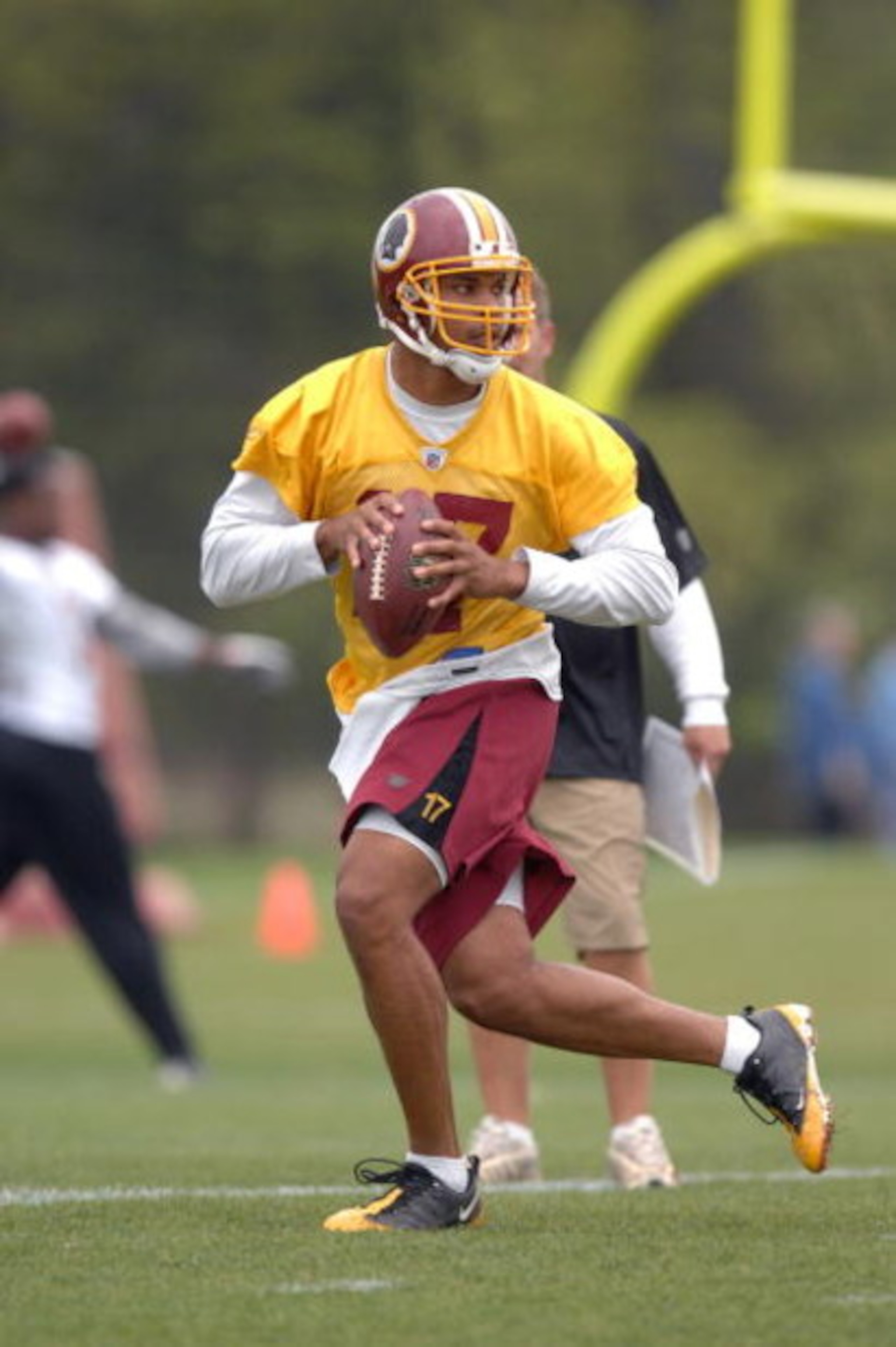 ASHBURN, VA - MAY 1:  Jason Campbell #17 of the Washington Redskins prepares to throw a pass during minicamp on May 1, 2009 at Redskins Park in Ashurn, Virginia.   (Photo by Mitchell Layton/Getty Images)