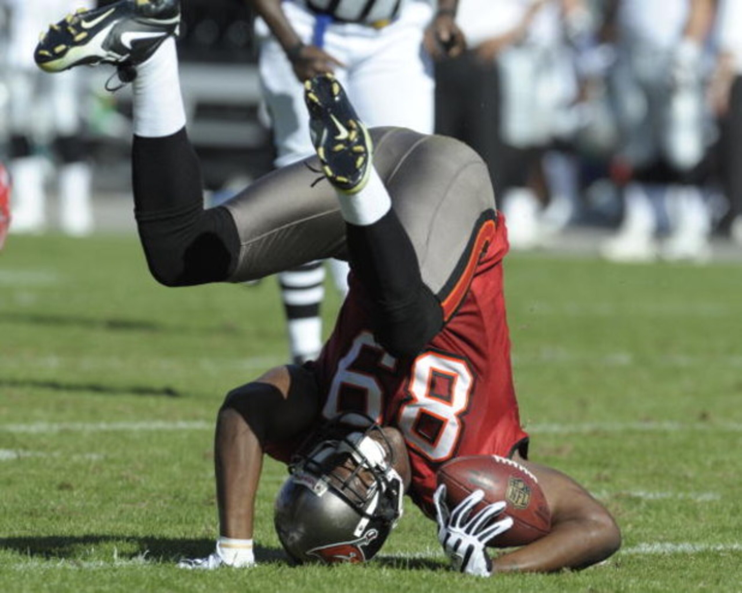 TAMPA, FL - DECEMBER 28: Wide receiver Antonio Bryant #89 of the Tampa Bay Buccaneers tumbles after a midfield catch against the Oakland Raiders at Raymond James Stadium on December 28, 2008 in Tampa, Florida.  (Photo by Al Messerschmidt/Getty Images)