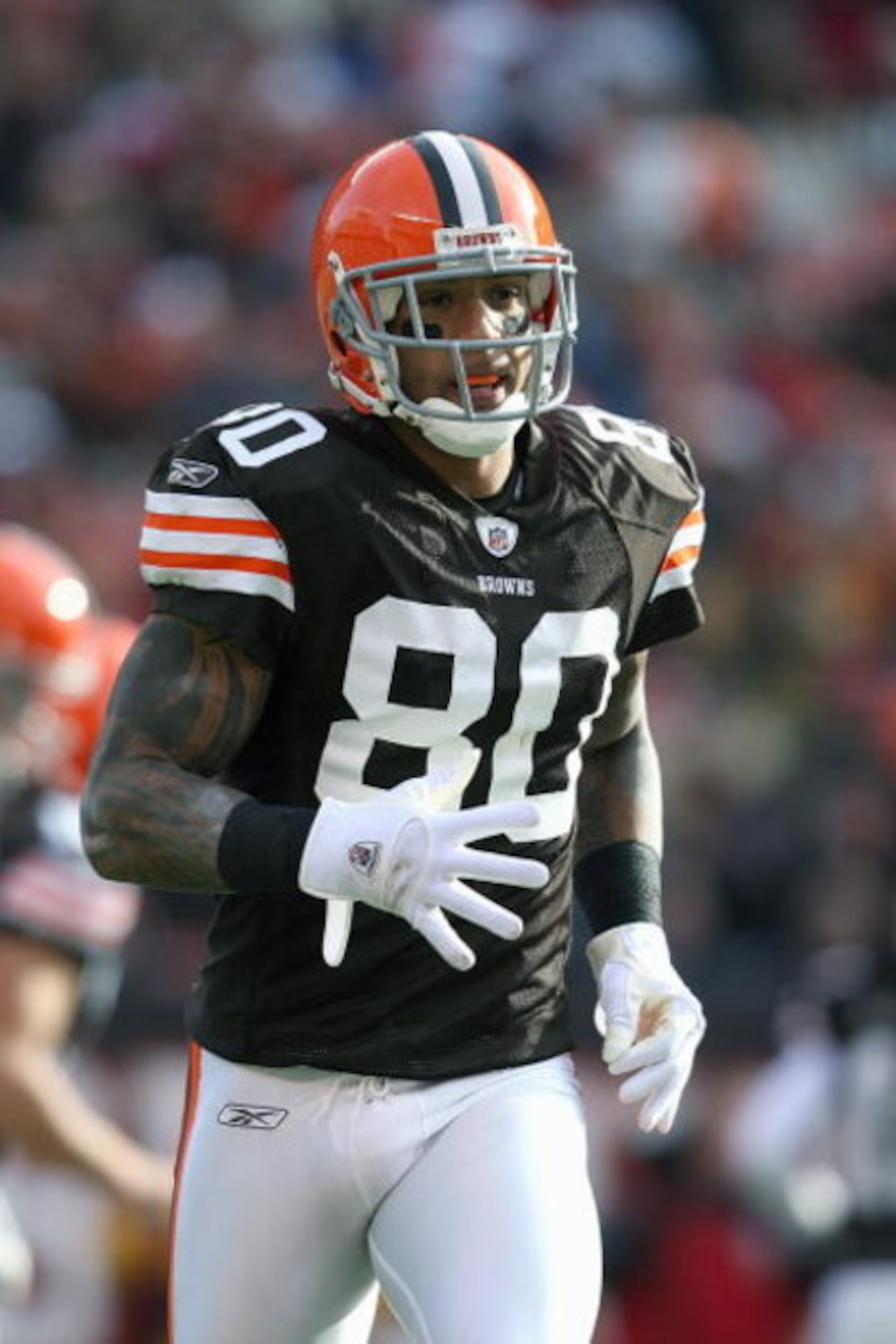 CLEVELAND - NOVEMBER 23:  Kellen Winslow #80 of the Cleveland Browns jogs on the field during the game against the Houston Texans at Cleveland Browns Stadium on November 23, 2008 in Cleveland, Ohio.  (Photo by Andy Lyons/Getty Images)