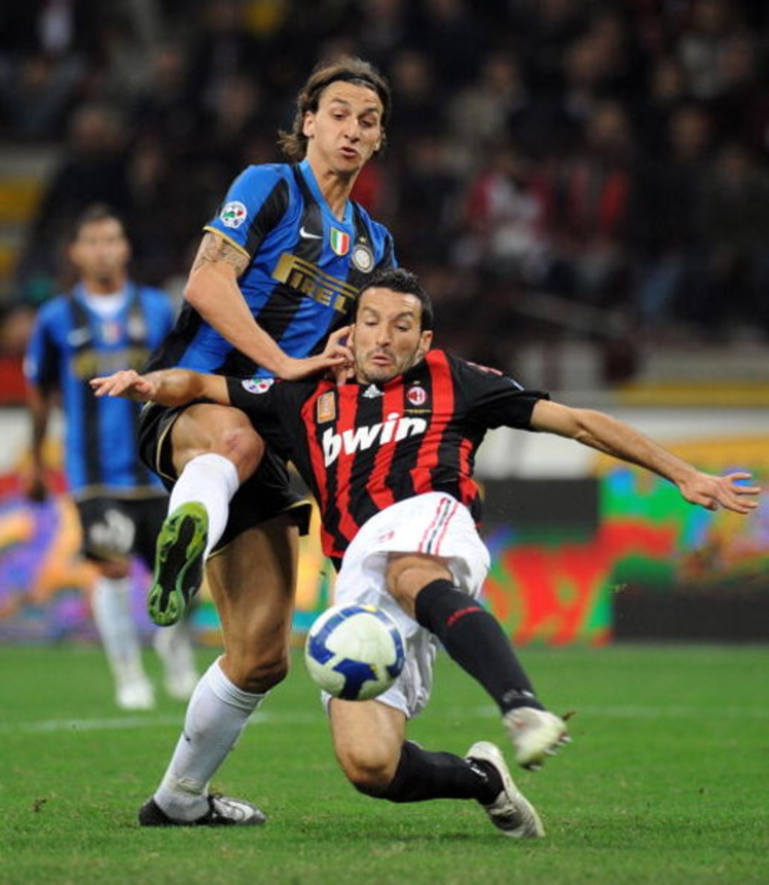 MILAN, ITALY - SEPTEMBER 28:  Gianluca Zambrotta (R) of AC Milan and Zlatan Ibrahimovic of Inter MIlan challenge for the ball during the Serie A match between AC Milan and Inter Milan at the Stadio Giuseppe Meazza on September 28, 2008 in Milan, Italy.  (