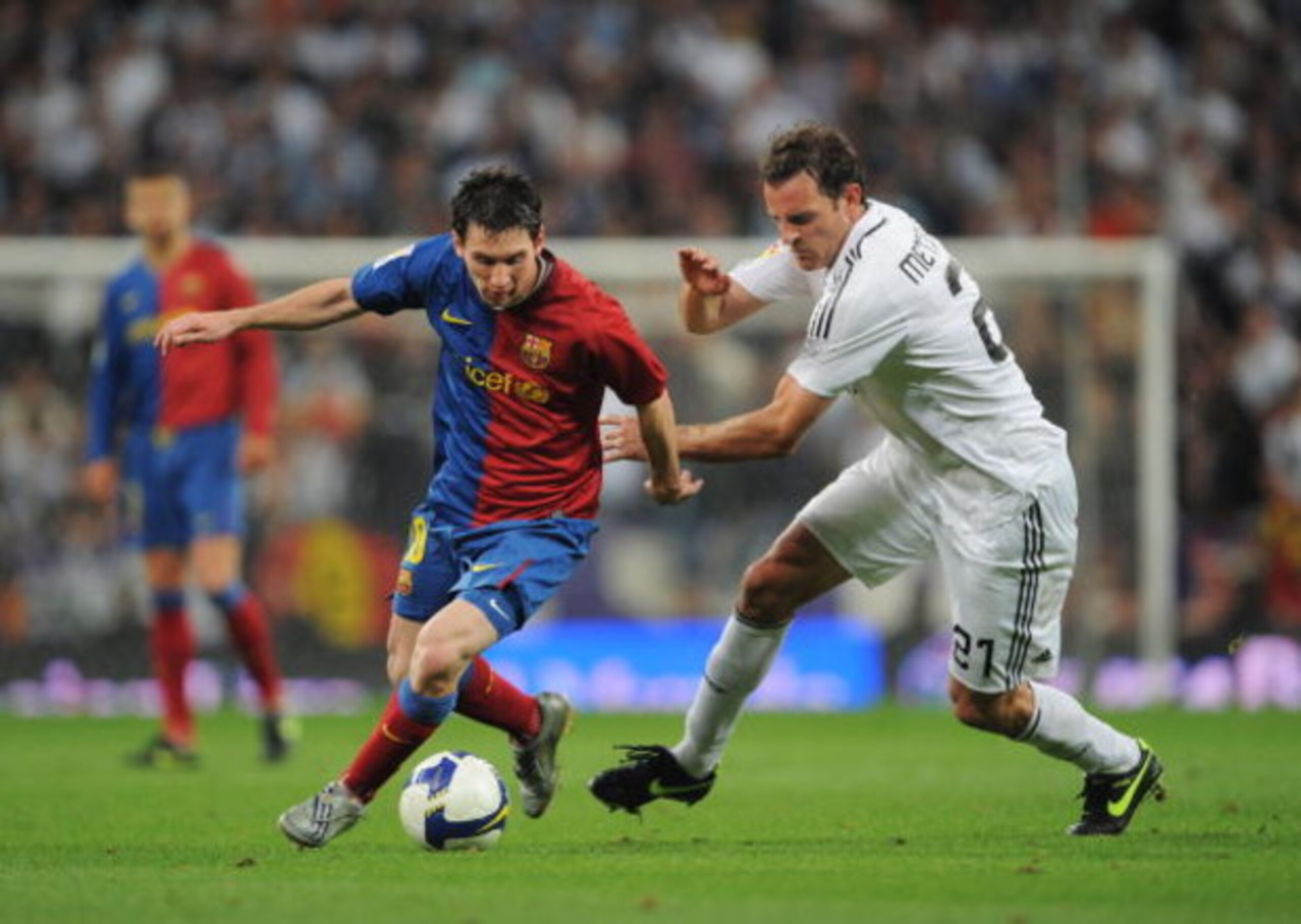 MADRID, SPAIN - MAY 02: Lionel Messi of Barcelona (L) beats Cristoph Metzelder of Real Madrid during the La Liga match between Real Madrid and Barcelona at the Santiago Bernabeu stadium on May 2, 2009 in Madrid, Spain. Barcelona won the match 6-2.  (Photo