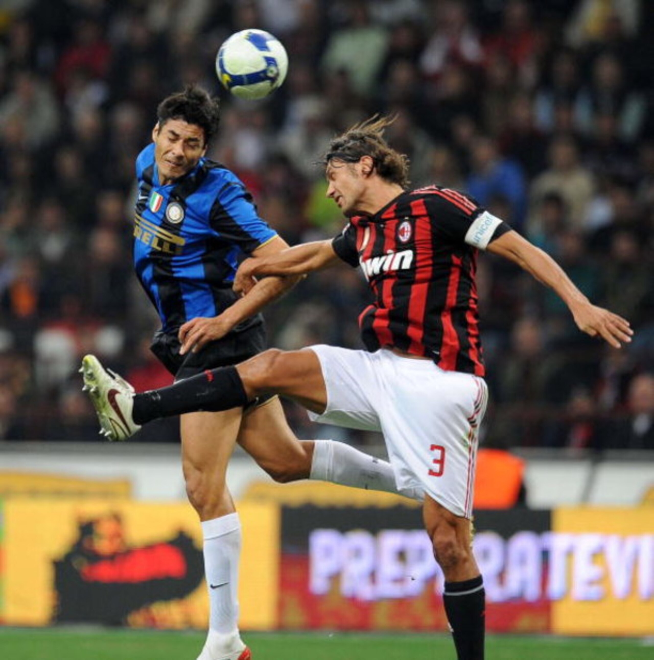 MILAN, ITALY - SEPTEMBER 28:  Julio Cruz of Inter Milan competes for the ball in the air with Paolo Maldini (R) of AC Milan during the Serie A match between AC Milan and Inter Milan at the Stadio Giuseppe Meazza on September 28, 2008 in Milan, Italy.  (Ph