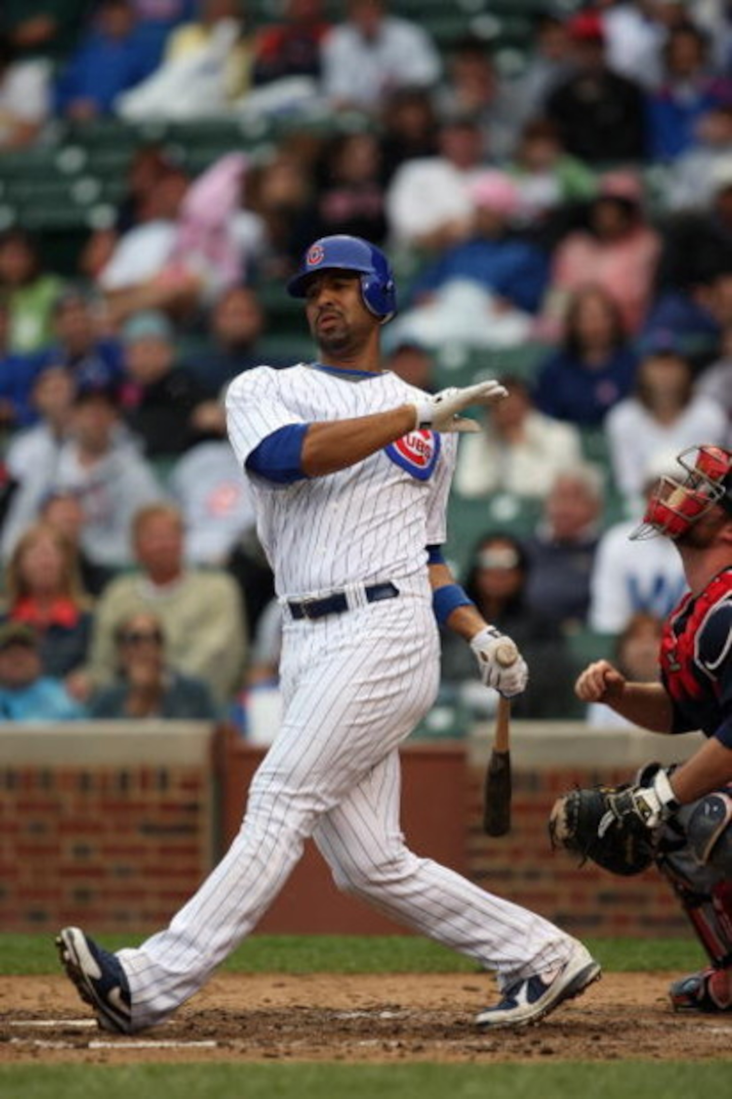 CHICAGO - JULY 8: Derrek Lee #25 of the Chicago Cubs bats against the Atlanta Braves during the game on July 8, 2009 at Wrigley Field in Chicago, Illinois. (Photo by Jonathan Daniel/Getty Images) CHICAGO - JULY 8: Derrek Lee #25 of the Chicago Cubs bats against the Atlanta Braves during the game on July 8, 2009 at Wrigley Field in Chicago, Illinois. (Photo by Jonathan Daniel/Getty Images)
