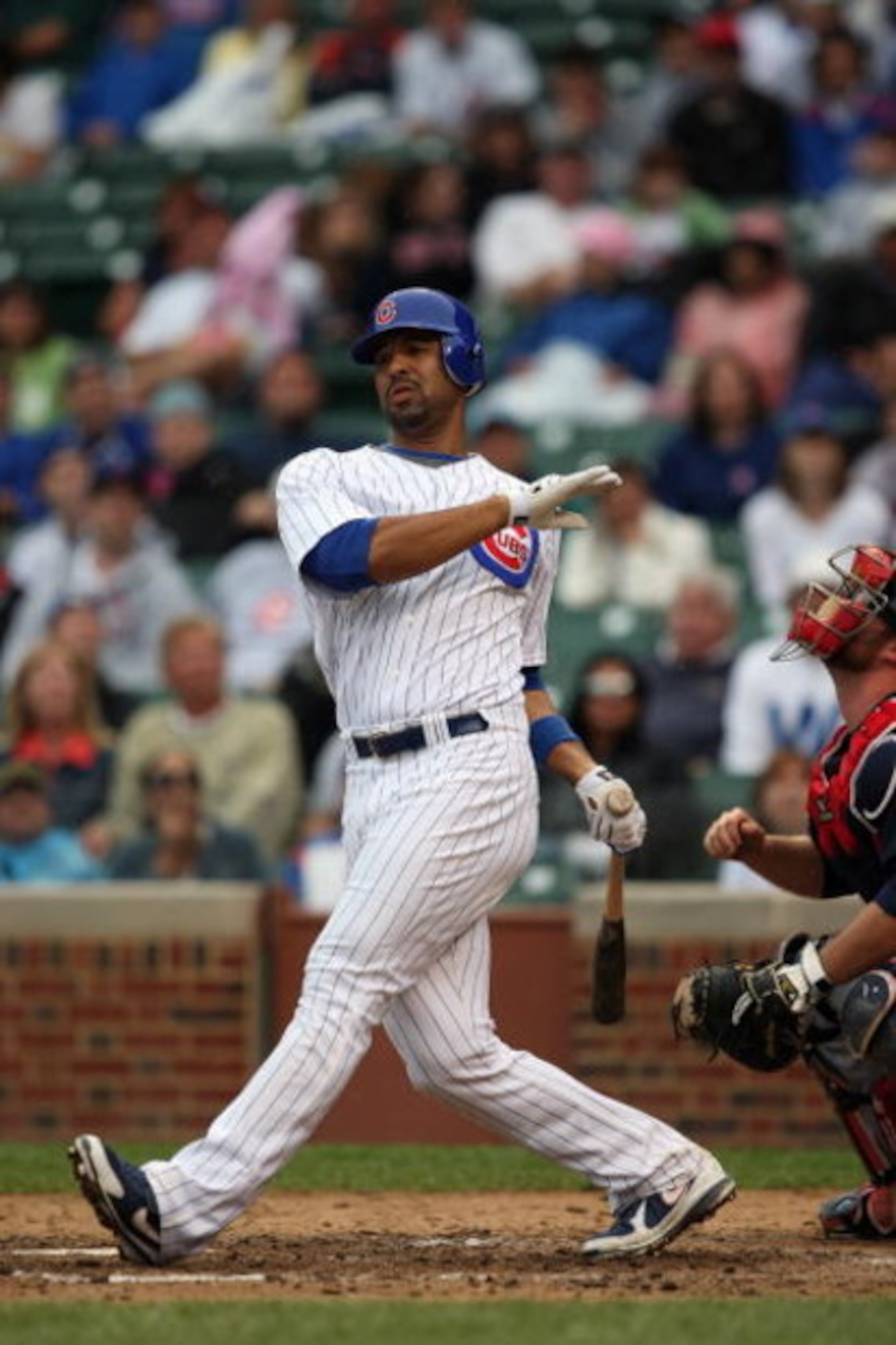 CHICAGO - JULY 8: Derrek Lee #25 of the Chicago Cubs bats against the Atlanta Braves during the game on July 8, 2009 at Wrigley Field in Chicago, Illinois. (Photo by Jonathan Daniel/Getty Images) CHICAGO - JULY 8: Derrek Lee #25 of the Chicago Cubs bats against the Atlanta Braves during the game on July 8, 2009 at Wrigley Field in Chicago, Illinois. (Photo by Jonathan Daniel/Getty Images)