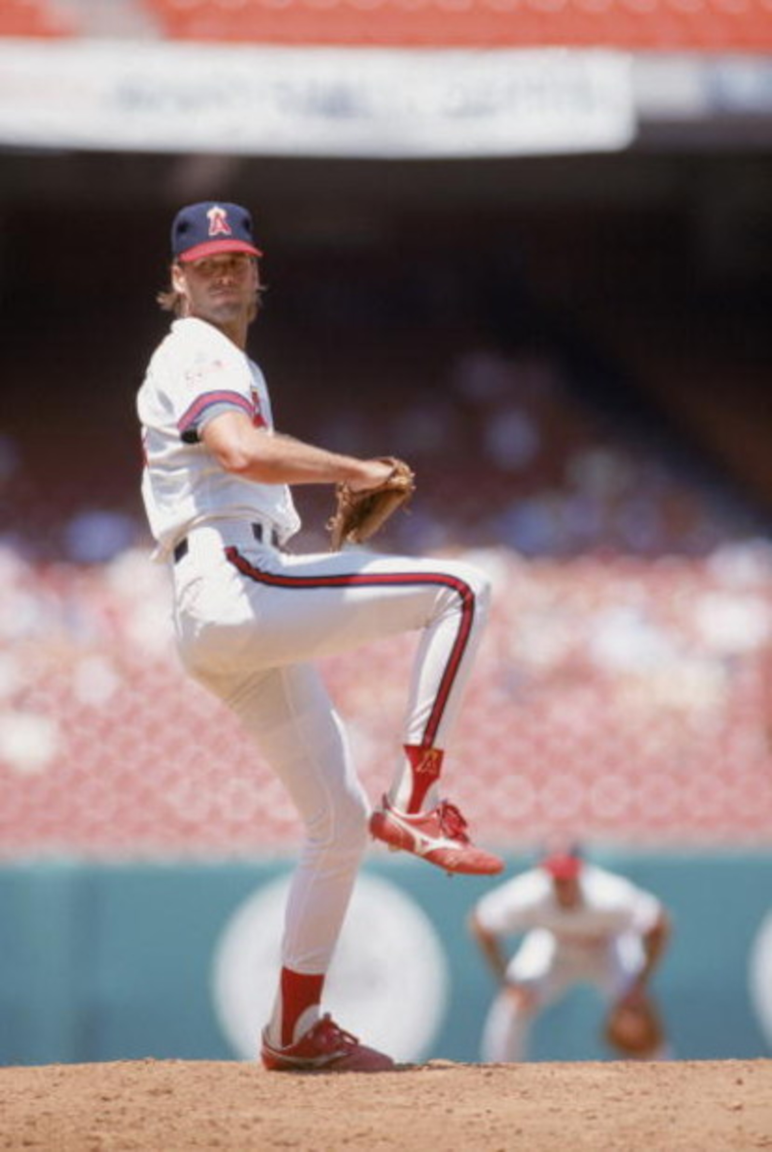 ANAHEIM, CA 1989:  Pitcher Chuck Finley #31 of the California Angels delivers the pitch during a game at Anaheim Stadium in Anaheim, California.  (Photo by Mike Powell/Getty Images)  