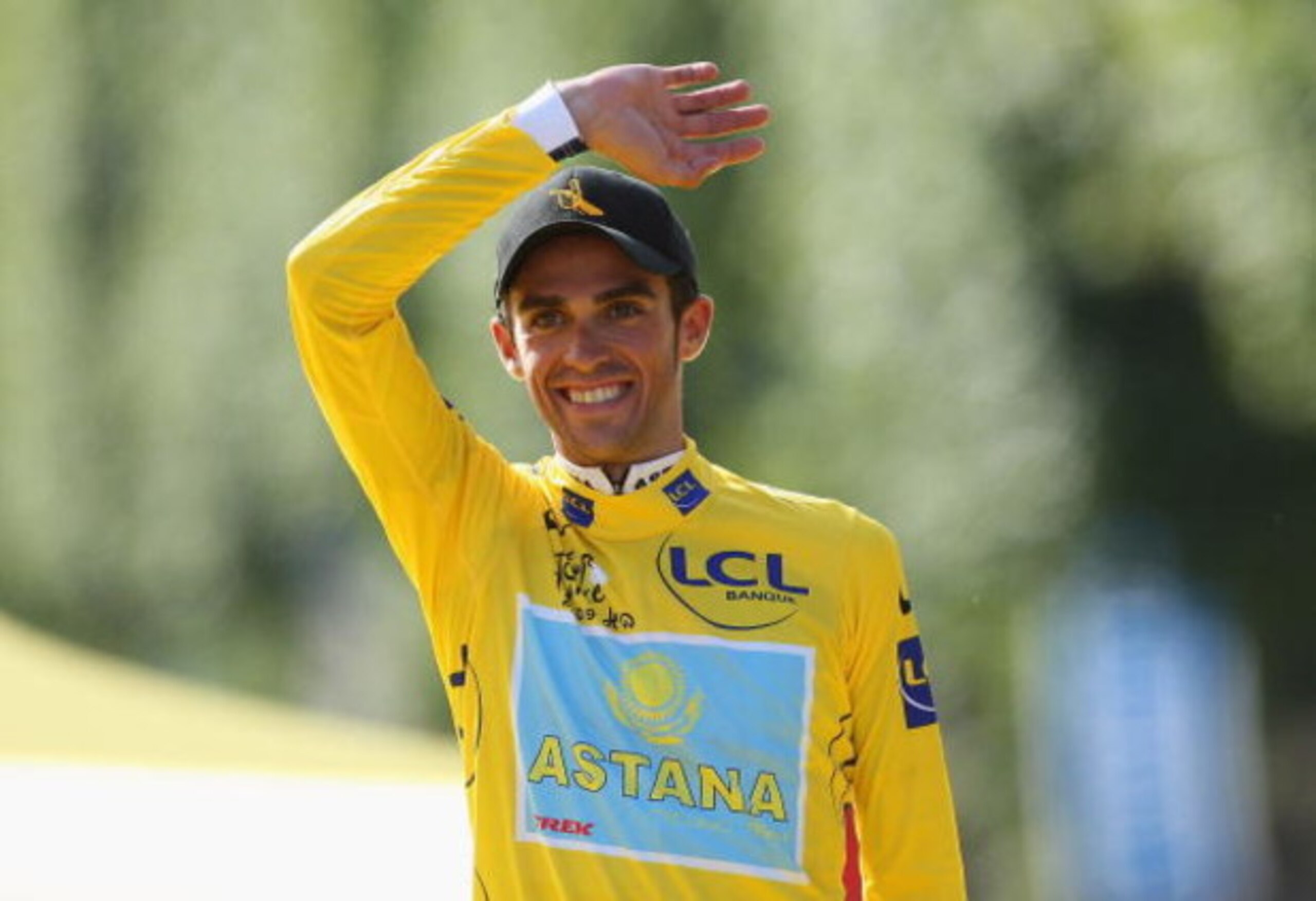 PARIS - JULY 26:  Yellow Jersey holder and race winner Alberto Contador of Spain and Astana salutes the crowd after Stage Twenty One of the Tour de France on July 26, 2009 in Paris, France.  (Photo by Bryn Lennon/Getty Images)