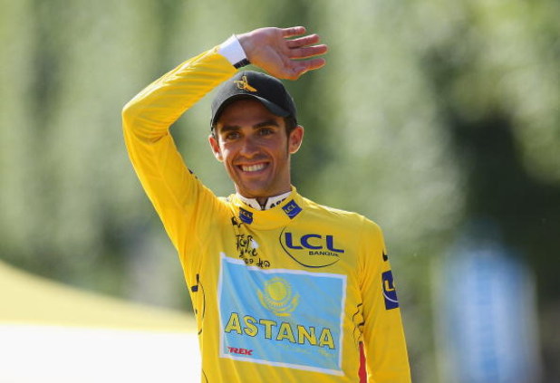 PARIS - JULY 26:  Yellow Jersey holder and race winner Alberto Contador of Spain and Astana salutes the crowd after Stage Twenty One of the Tour de France on July 26, 2009 in Paris, France.  (Photo by Bryn Lennon/Getty Images)