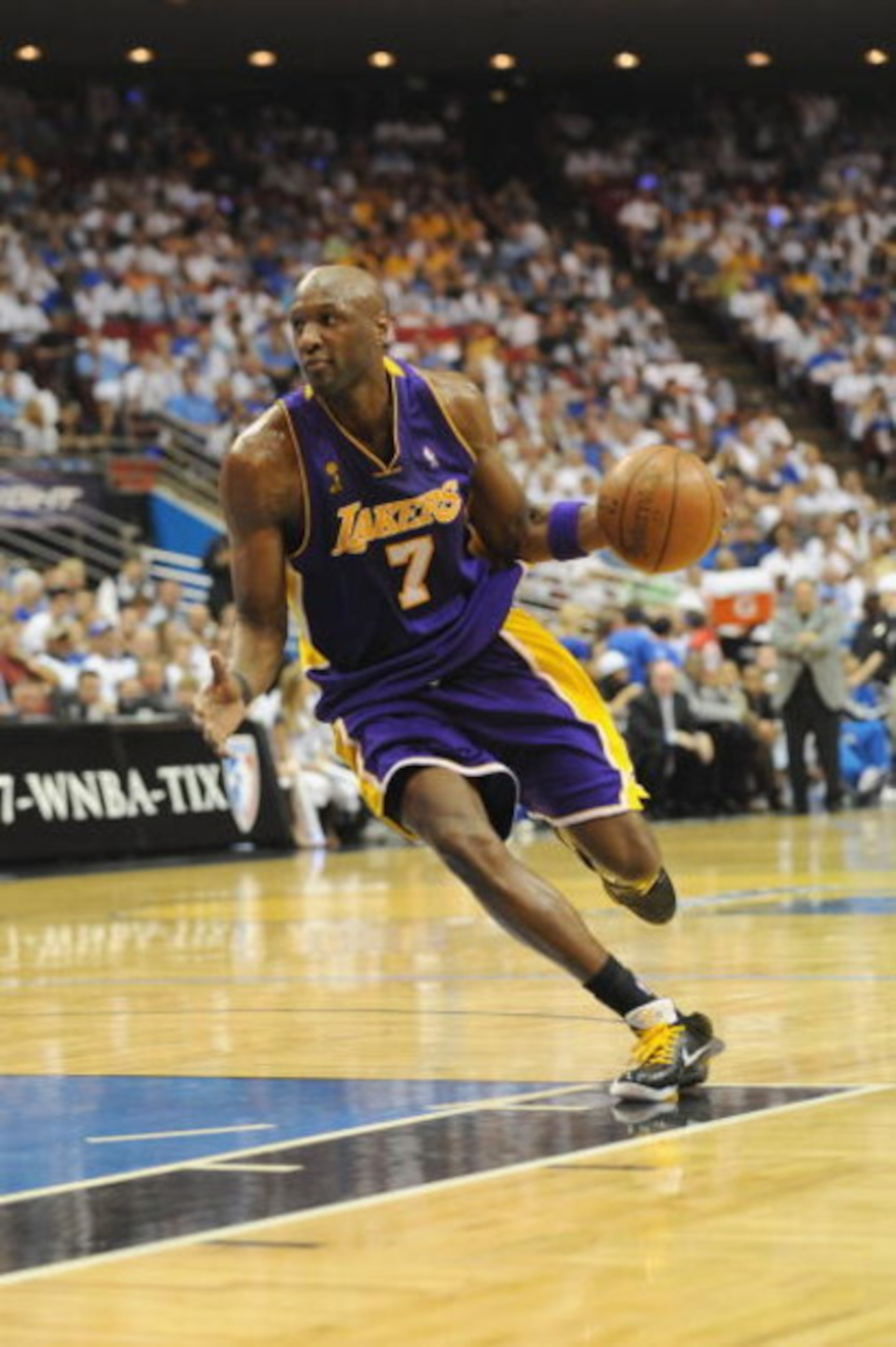 ORLANDO, FL - JUNE 14:  Lamar Odom #7 of the Los Angeles Lakers moves the ball against the Orlando Magic in Game Five of the 2009 NBA Finals on June 14, 2009 at Amway Arena in Orlando, Florida. The Lakers won 99-86.  NOTE TO USER:  User expressly acknowle
