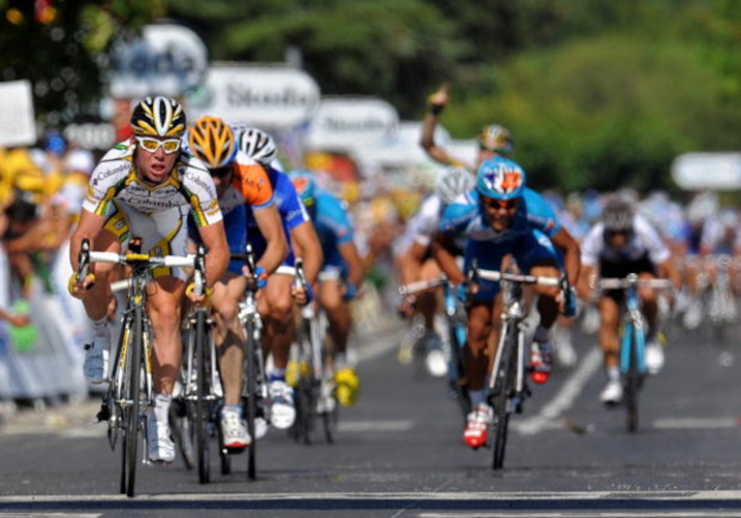 BRIGNOLES, FRANCE - JULY 05: Stage winner Mark Cavendish (L) of Great Britain and Team Columbia HTC sprints to victory during stage two of the 2009 Tour de France from Monaco to Brignoles, France on July 5, 2009 in Monaco.  (Photo by Jasper Juinen/Getty I