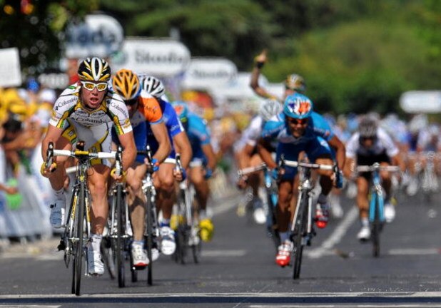 BRIGNOLES, FRANCE - JULY 05: Stage winner Mark Cavendish (L) of Great Britain and Team Columbia HTC sprints to victory during stage two of the 2009 Tour de France from Monaco to Brignoles, France on July 5, 2009 in Monaco.  (Photo by Jasper Juinen/Getty I