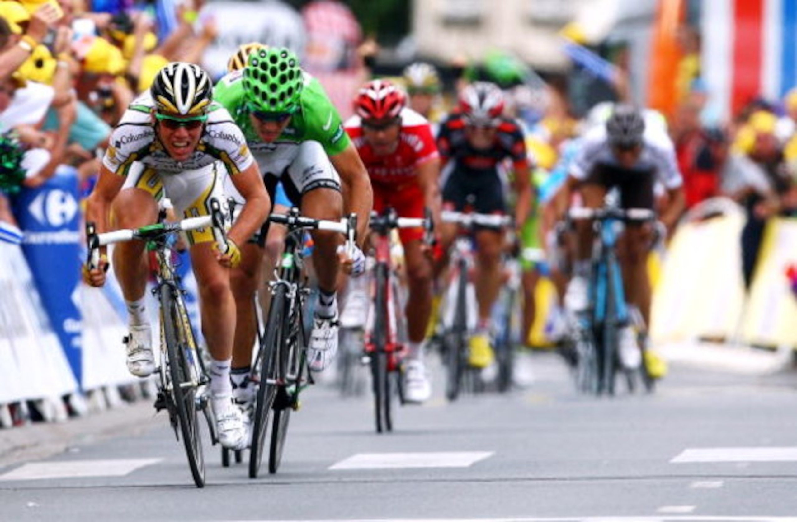 ISSOUDUN, FRANCE - JULY 14:  Mark Cavendish of Great Britain and Team Columbia - HTC sprints for the finish line on stage ten of the 2009 Tour de France from Limoges to Issoudun on July 14, 2009 in Issoudun, France.  (Photo by Bryn Lennon/Getty Images)