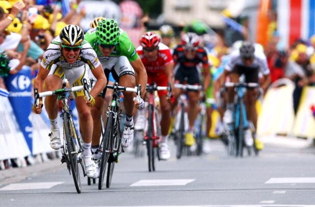 ISSOUDUN, FRANCE - JULY 14:  Mark Cavendish of Great Britain and Team Columbia - HTC sprints for the finish line on stage ten of the 2009 Tour de France from Limoges to Issoudun on July 14, 2009 in Issoudun, France.  (Photo by Bryn Lennon/Getty Images)