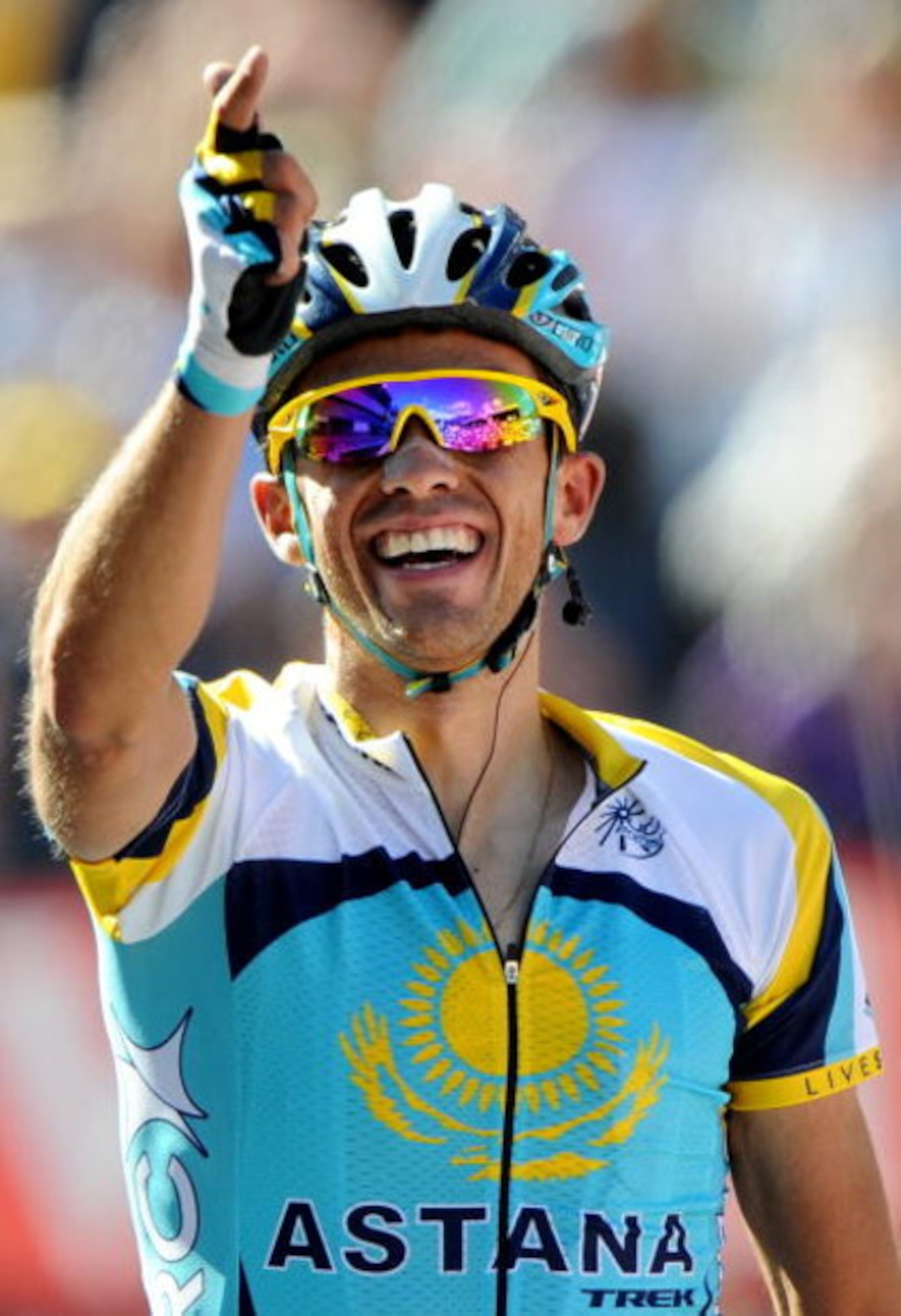 VERBIER, SWITZERLAND - JULY 19:  New race leader Alberto Contador of Spain and team Astana celebrates his win on the finishline during stage 15 of the 2009 Tour de France from Pontarlier to Verbier on July 19, 2009 in Verbier, Switzerland.  (Photo by Jasp