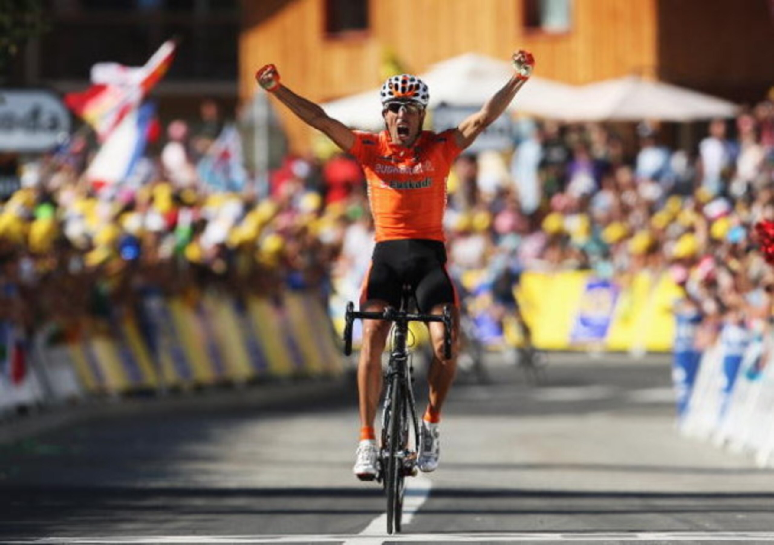 BOURG-SAINT-MAURICE, FRANCE - JULY 21:  Mikel Astarloza of Spain and Euskaltel-Euskadi celebrates as he crosses the finish line to win stage 16 of the 2009 Tour de France from Martigny to Bourg-Saint-Maurice on July 21, 2009 in Bourg-Saint-Maurice, France