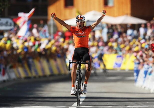 BOURG-SAINT-MAURICE, FRANCE - JULY 21:  Mikel Astarloza of Spain and Euskaltel-Euskadi celebrates as he crosses the finish line to win stage 16 of the 2009 Tour de France from Martigny to Bourg-Saint-Maurice on July 21, 2009 in Bourg-Saint-Maurice, France