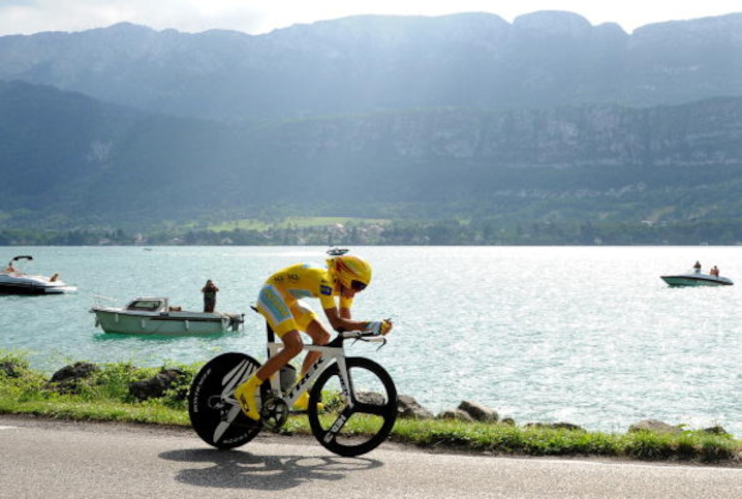 ANNECY, FRANCE - JULY 23:  Race leader Alberto Contador of Spain and team Astana rides in the individual time trail during stage 18 of the 2009 Tour de France on July 23, 2009 in Annecy, France.  (Photo by Jasper Juinen/Getty Images)