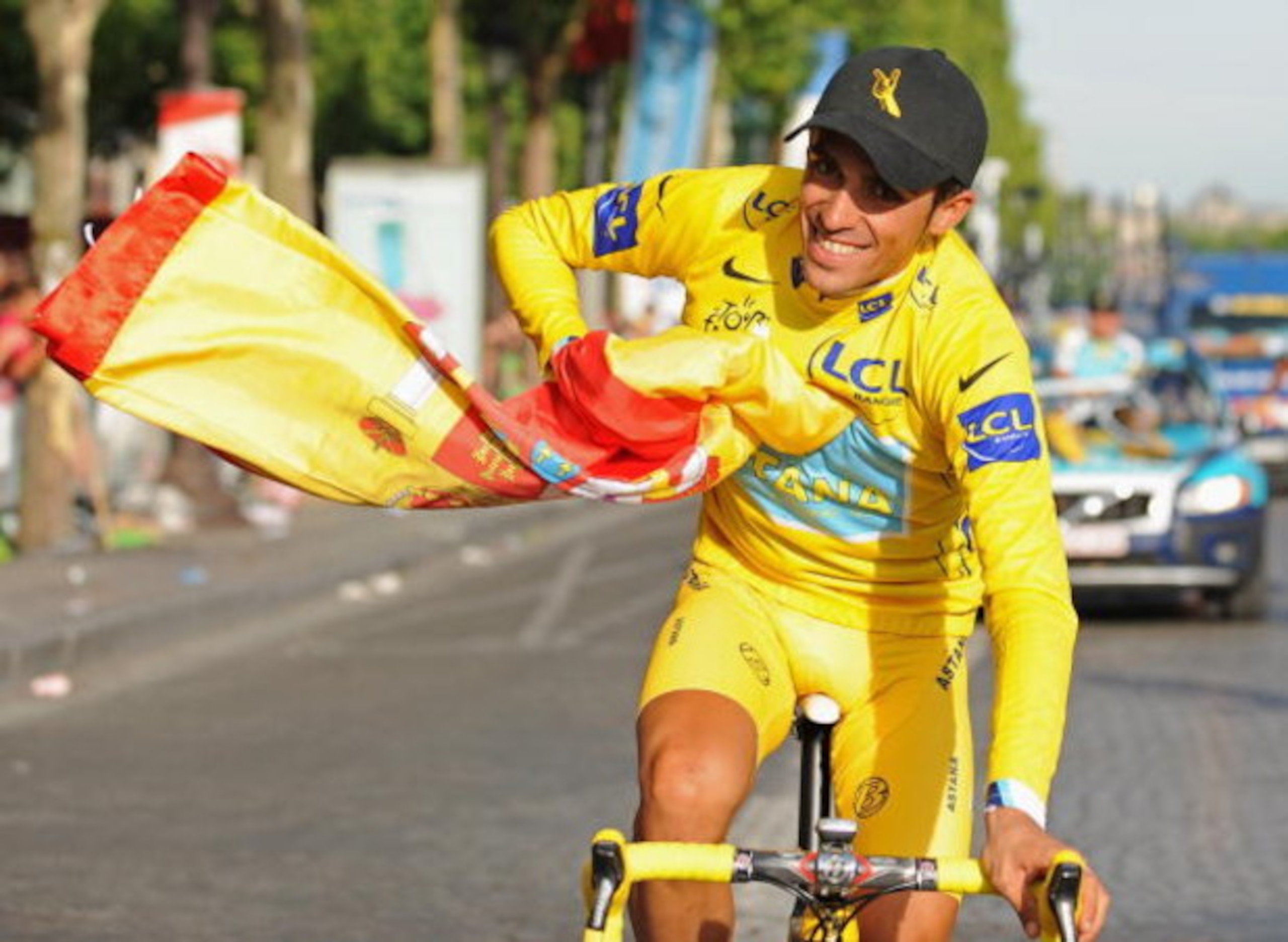 PARIS - JULY 26:  Yellow Jersey and race winner Alberto Contador of Spain and Astana celebrates with a spanish flag after Stage Twenty One of the Tour de France on July 26, 2009 in Paris, France.  (Photo by Jasper Juinen/Getty Images)