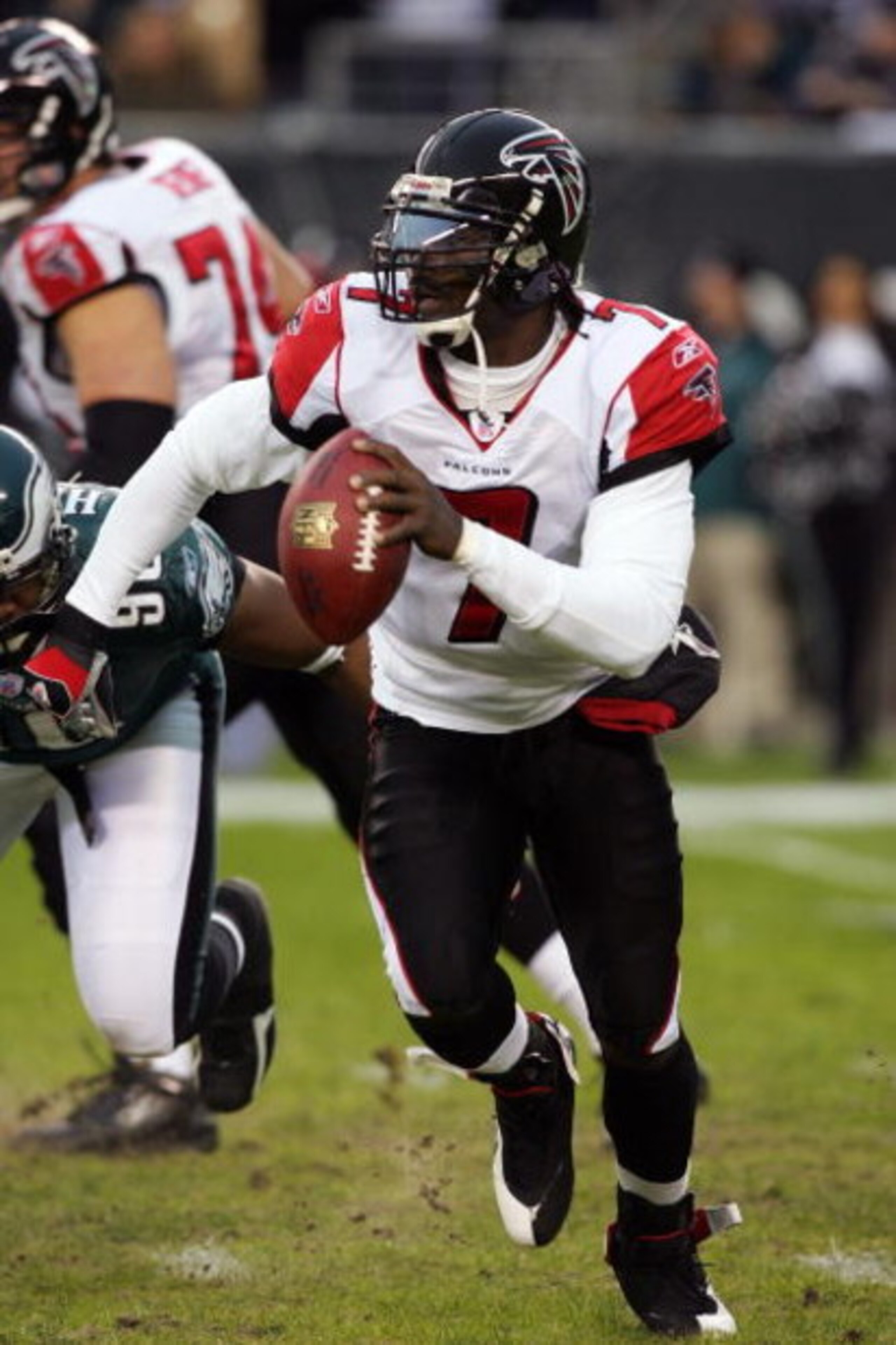 PHILADELPHIA - DECEMBER 31:  Michael Vick #7 of the Atlanta Falcons looks to pass against the Philadelphia Eagles in NFL action December 31, 2006 at Lincoln Financial Field in Philadelphia, Pennsylvania. The Eagles won 24-17.  (Photo by Jim McIsaac/Getty 