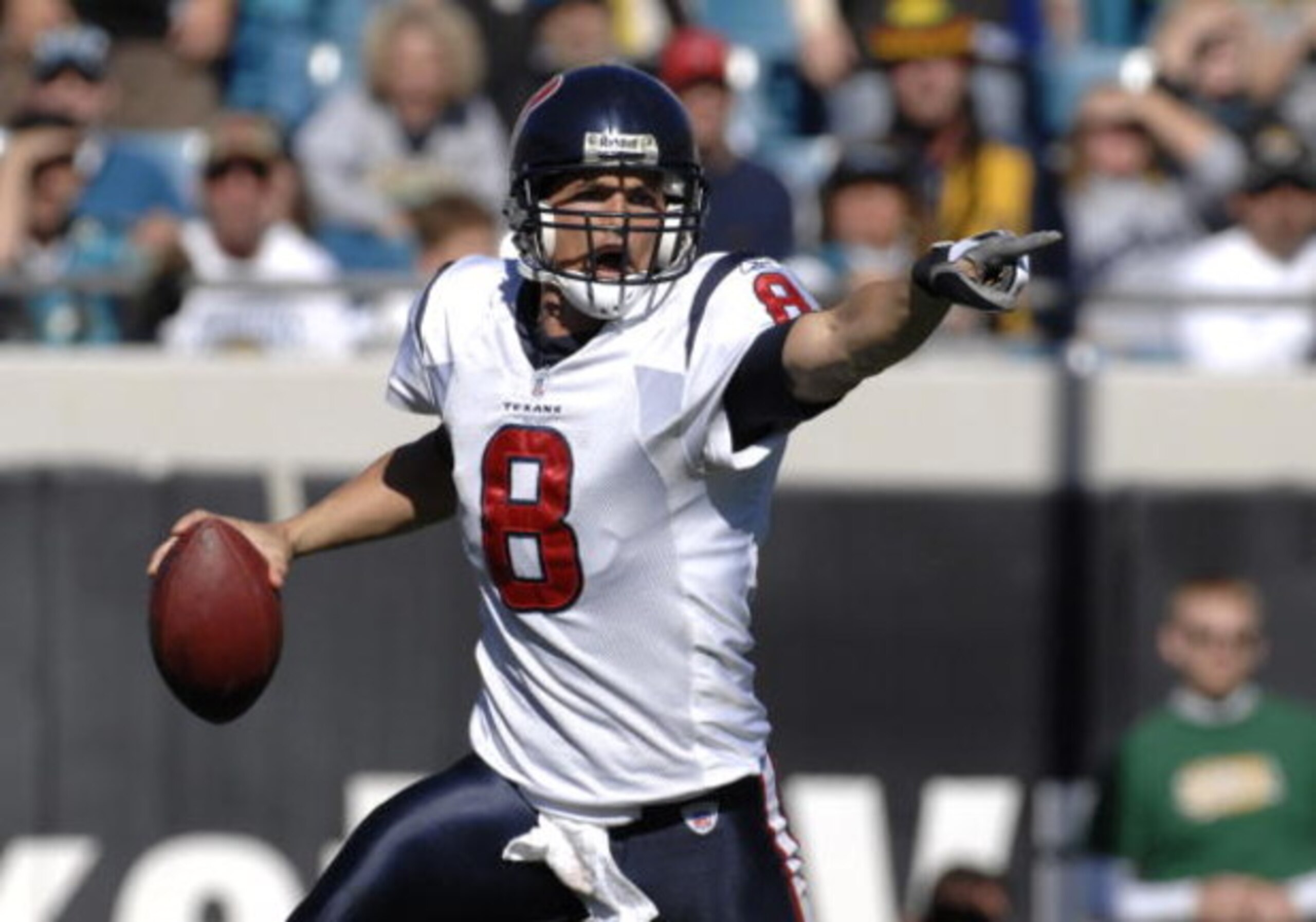 Houston Texans quarterback David Carr sets to pass   against the Jacksonville Jaguars  Nov. 12, 2006 in Jacksonville.  The Texans won 13 - 10.  (Photo by Al Messerschmidt/Getty Images)