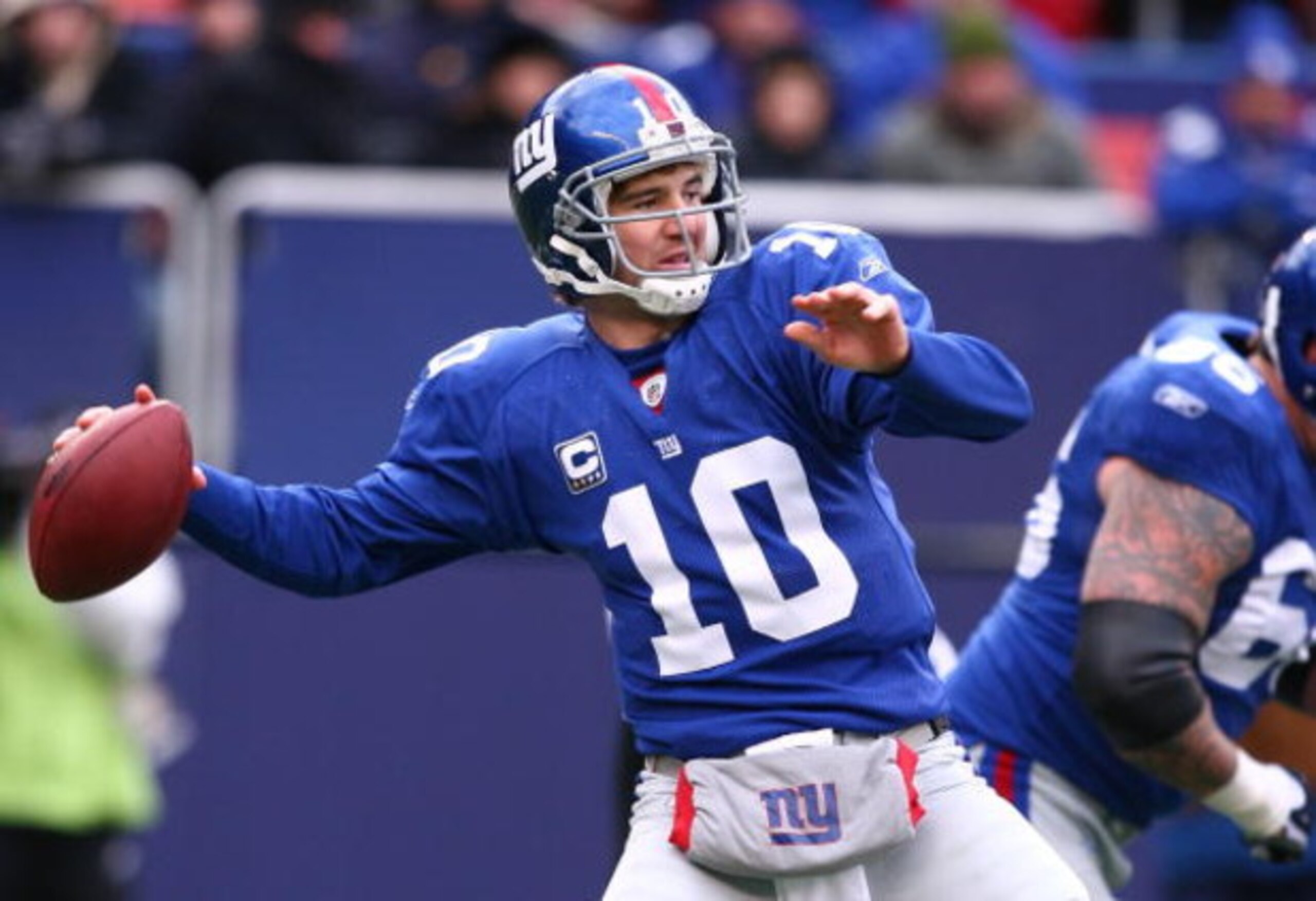 EAST RUTHERFORD, NJ - DECEMBER 07:  Eli Manning #10 the New York Giants looks to pass against the Philadelphia Eagles during their game on December 7, 2008 at Giants Stadium in East Rutherford, New Jersey.  (Photo by Al Bello/Getty Images)