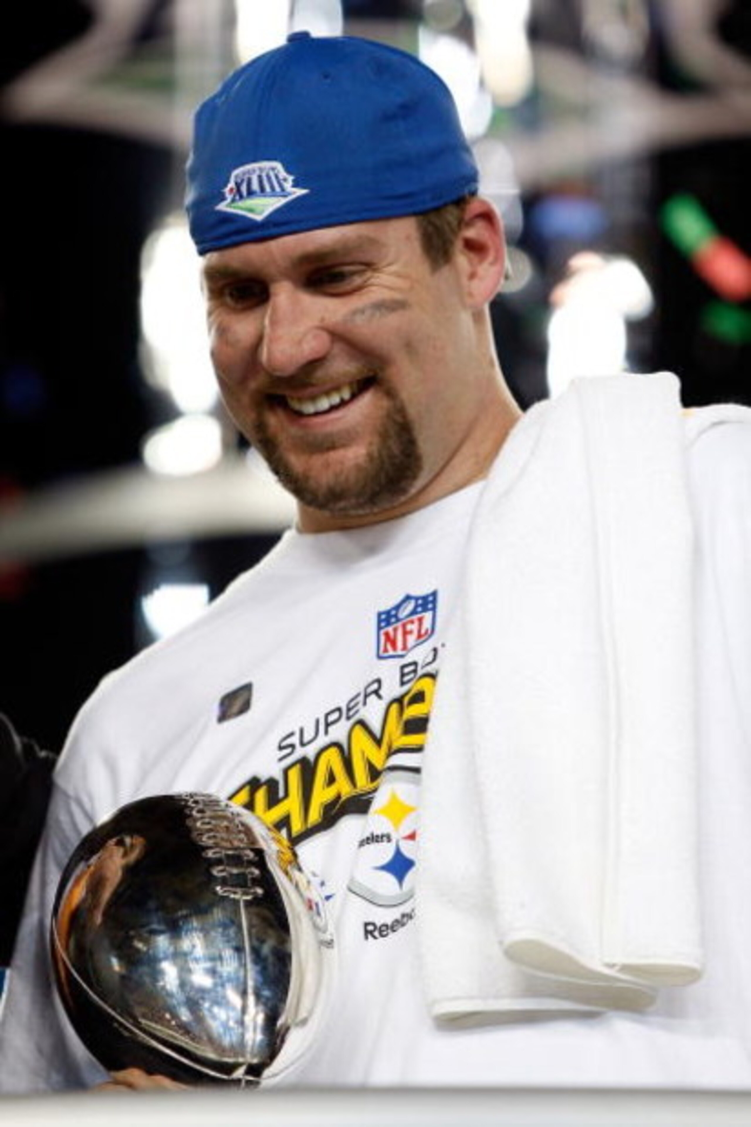 TAMPA, FL - FEBRUARY 01:  Quarterback Ben Roethlisberger #7 of the Pittsburgh Steelers celebrates with the Vince Lombardi trophy after they won 27-23 the Arizona Cardinals during Super Bowl XLIII on February 1, 2009 at Raymond James Stadium in Tampa, Flor