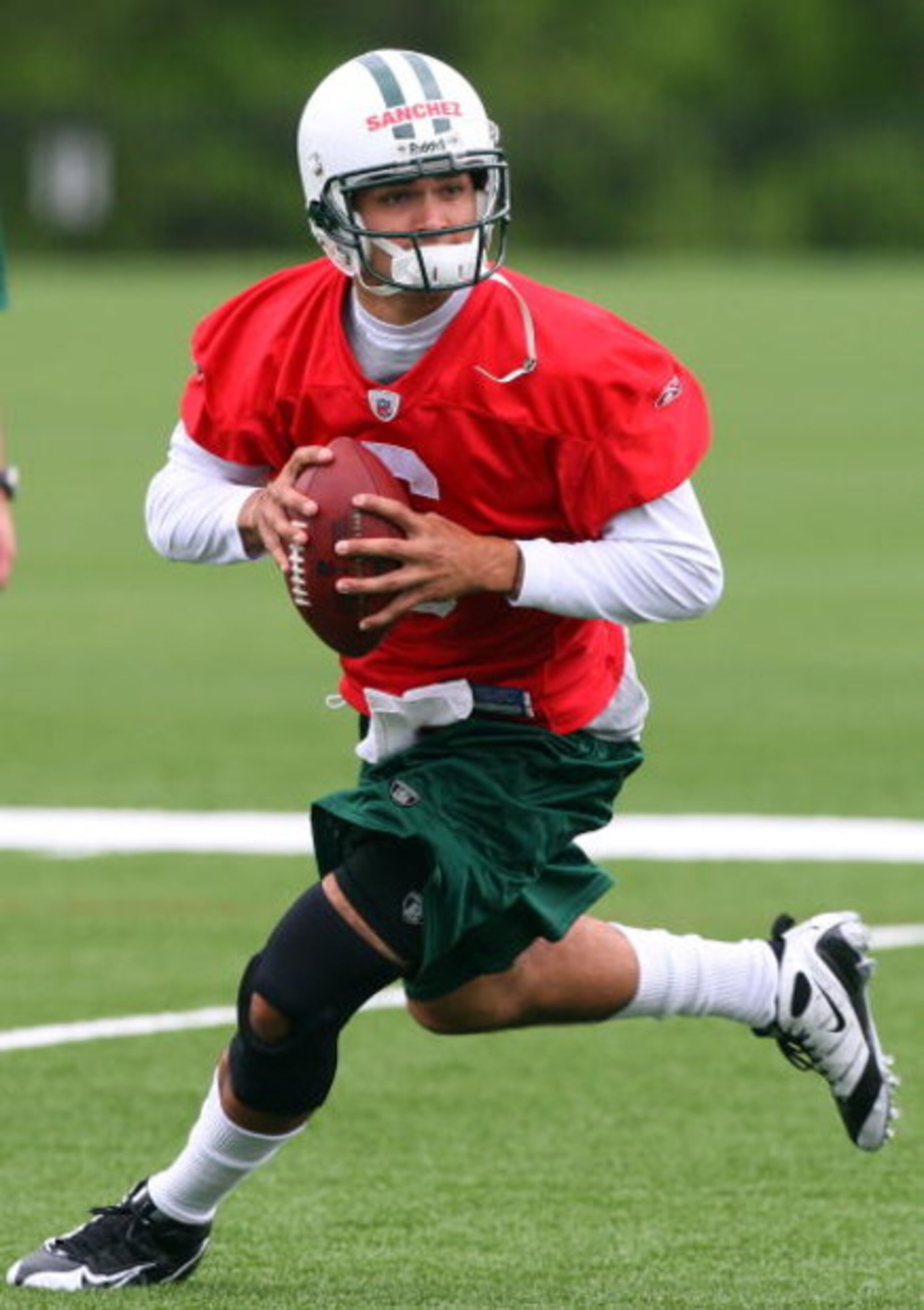 FLORHAM PARK, NJ - MAY 02:  Quarterback Mark Sanchez #6 of the New York Jets looks to pass during minicamp on May 2, 2009 at the Atlantic Health Jets Training Center in Florham Park, New Jersey.  (Photo by Jim McIsaac/Getty Images)