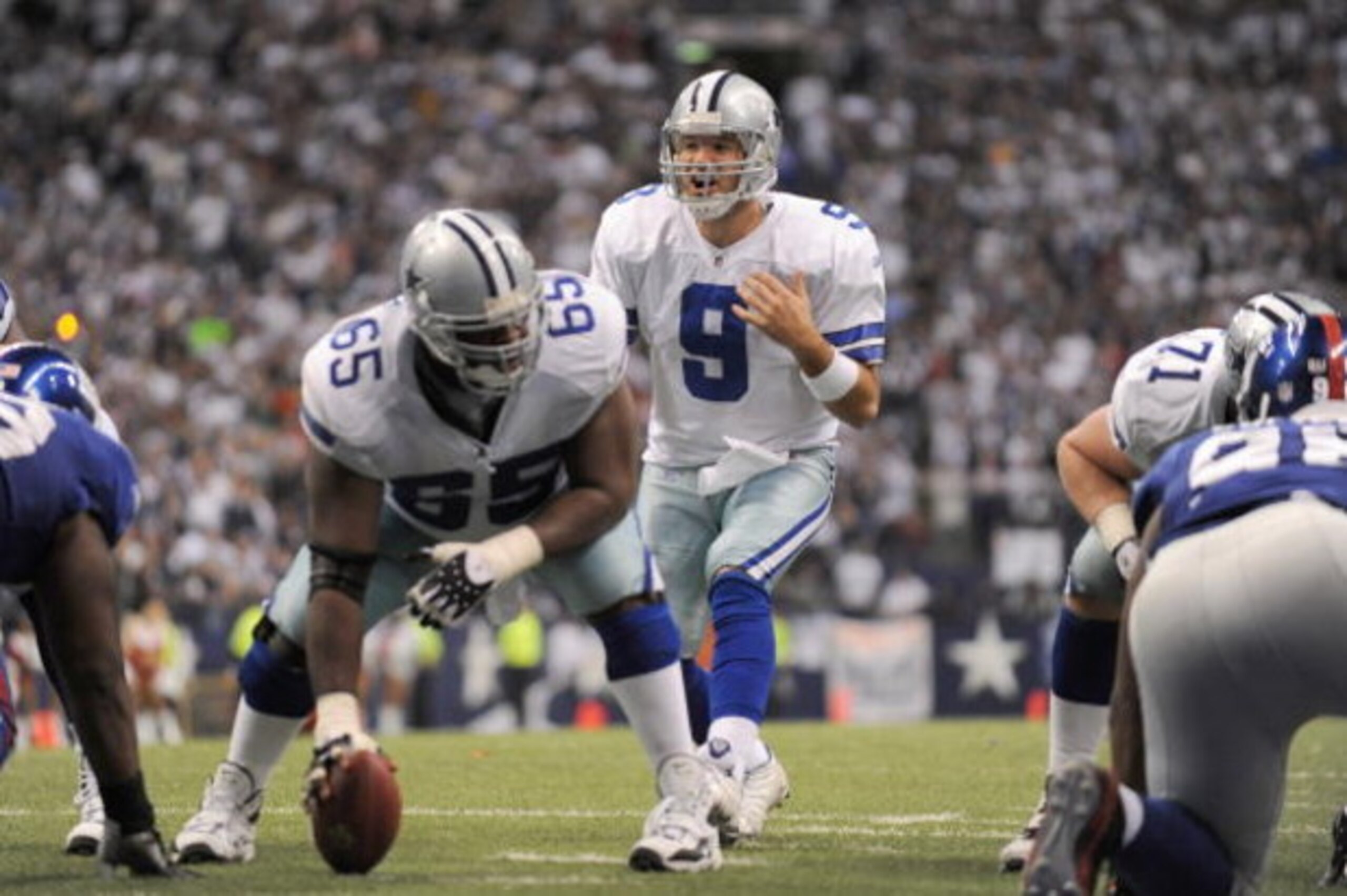 IRVING, TX - DECEMBER 14: Tony Romo #9 of the Dallas Cowboys calls the play at the line of scrimmage against the New York Giants at Texas Stadium on December 14, 2008 in Irving, Texas. (Photo by Ronald Martinez/Getty Images) IRVING, TX - DECEMBER 14: Tony Romo #9 of the Dallas Cowboys calls the play at the line of scrimmage against the New York Giants at Texas Stadium on December 14, 2008 in Irving, Texas. (Photo by Ronald Martinez/Getty Images)