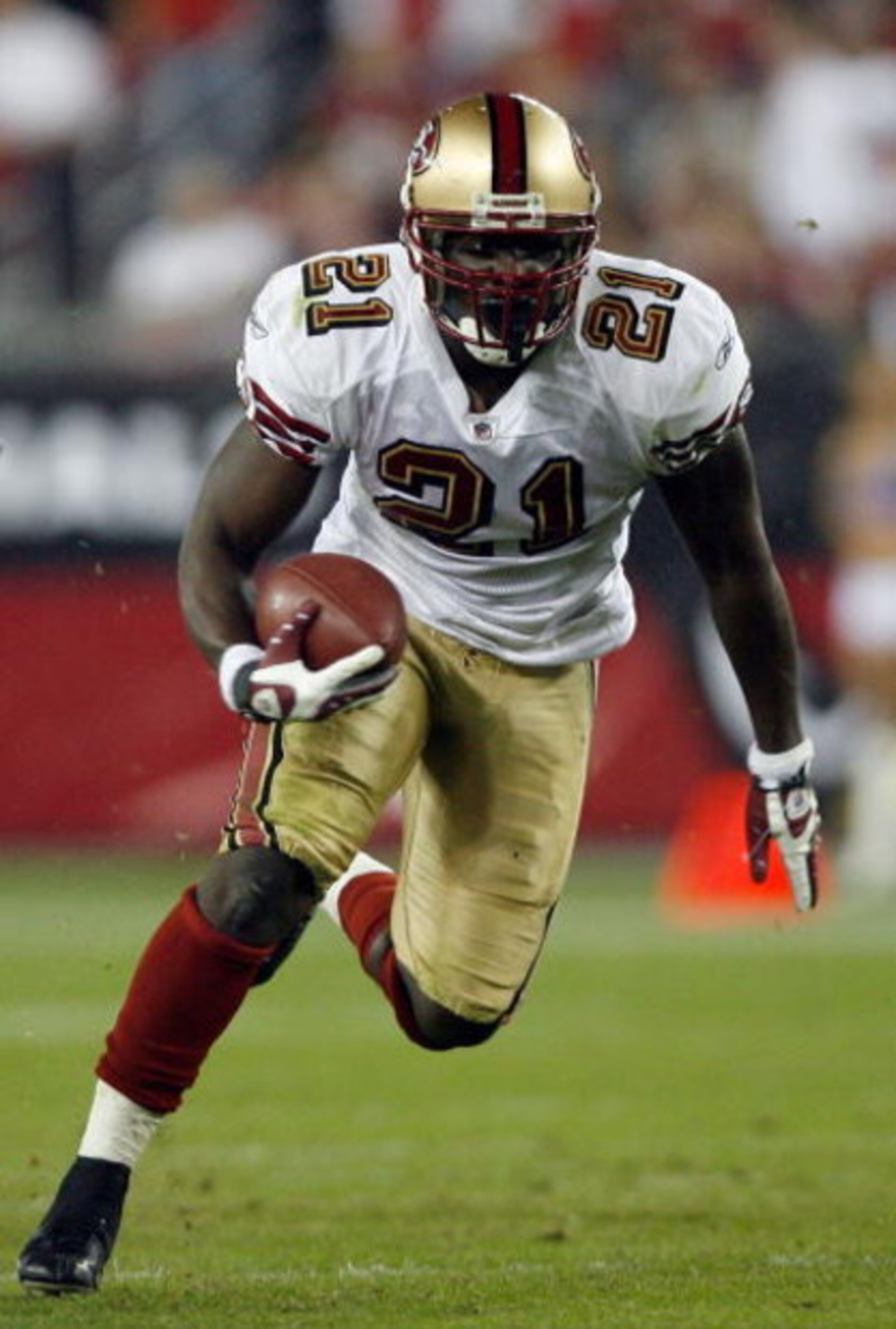 GLENDALE, AZ - NOVEMBER 10:  Frank Gore #21 of the San Francisco 49ers carries the ball against the Arizona Cardinals during the game at University of Phoenix Stadium on November, 10 2008 in Glendale, Arizona.  (Photo by Harry How/Getty Images)