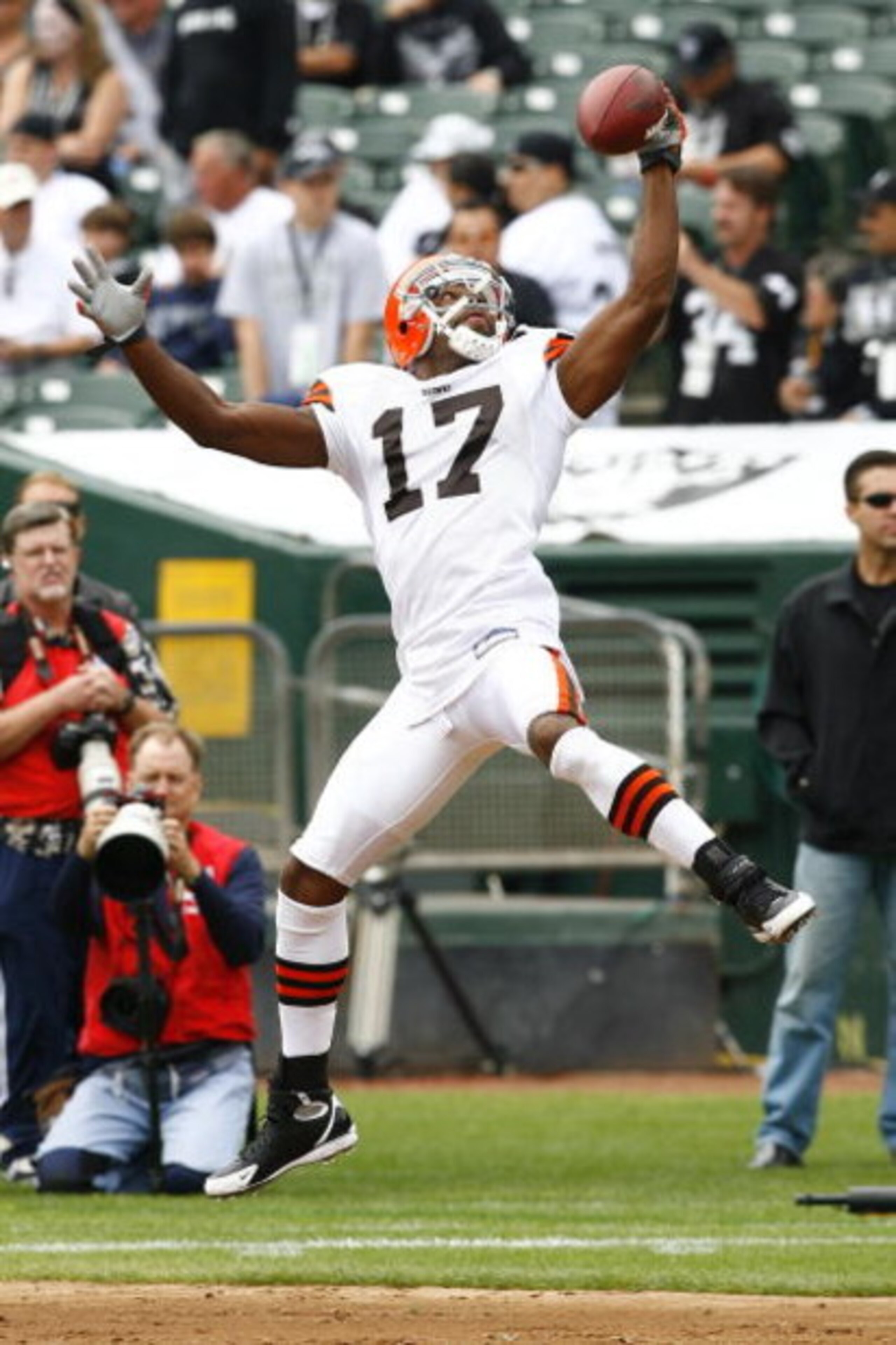 OAKLAND, CA - SEPTEMBER 23:  Wide receiver Braylon Edwards #17 of the Cleveland Browns leaps to make a one-handed grab prior to a 26-24 loss to the Oakland Raiders at McAfee Coliseum on September 23, 2007 in Oakand, California.  (Photo by Kevin Terrell/Ge