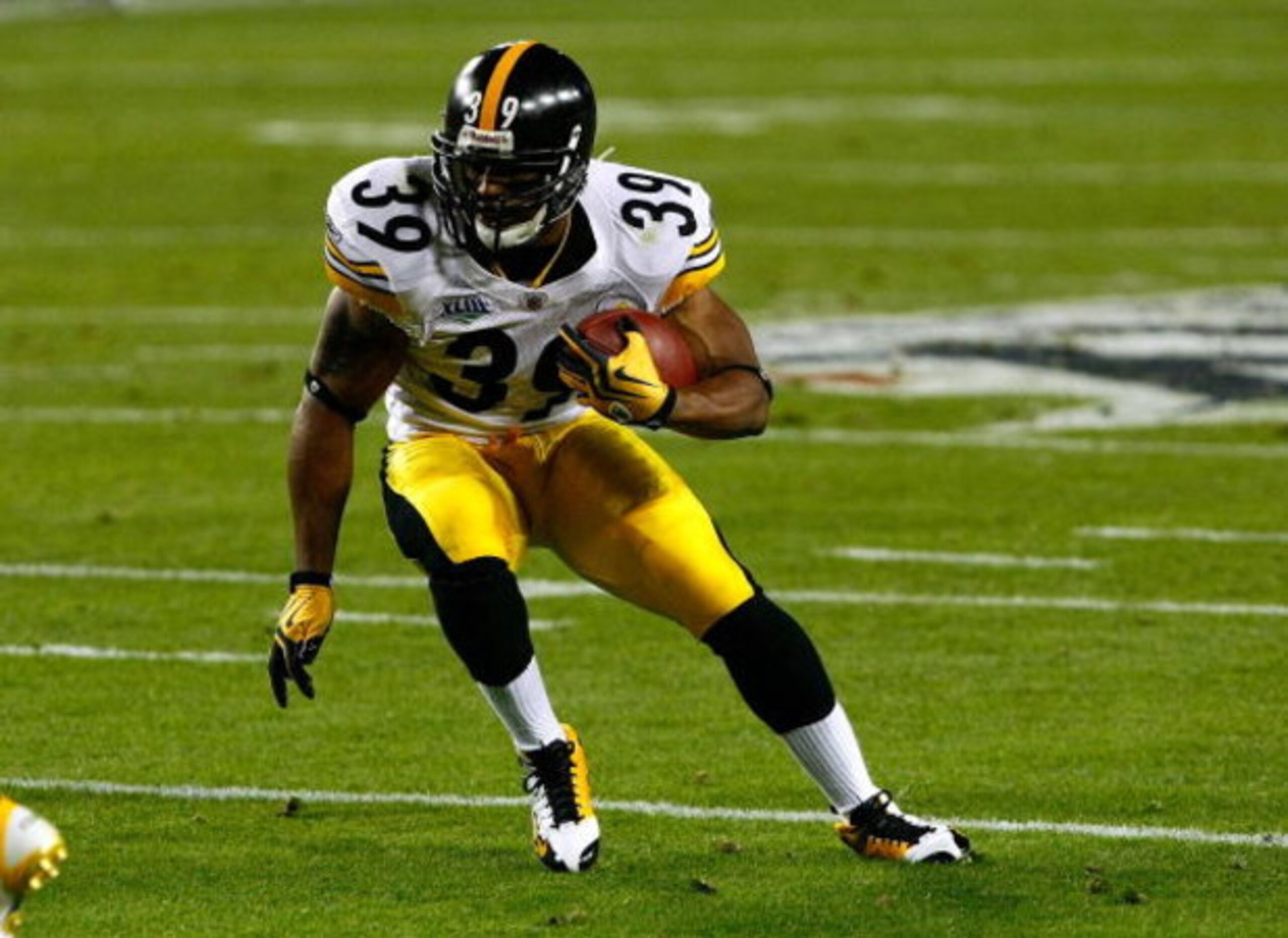 TAMPA, FL - FEBRUARY 01: Willie Parker #39 of the Pittsburgh Steelers runs the ball against the Arizona Cardinals during Super Bowl XLIII on February 1, 2009 at Raymond James Stadium in Tampa, Florida. (Photo by Win McNamee/Getty Images) TAMPA, FL - FEBRUARY 01: Willie Parker #39 of the Pittsburgh Steelers runs the ball against the Arizona Cardinals during Super Bowl XLIII on February 1, 2009 at Raymond James Stadium in Tampa, Florida. (Photo by Win McNamee/Getty Images)